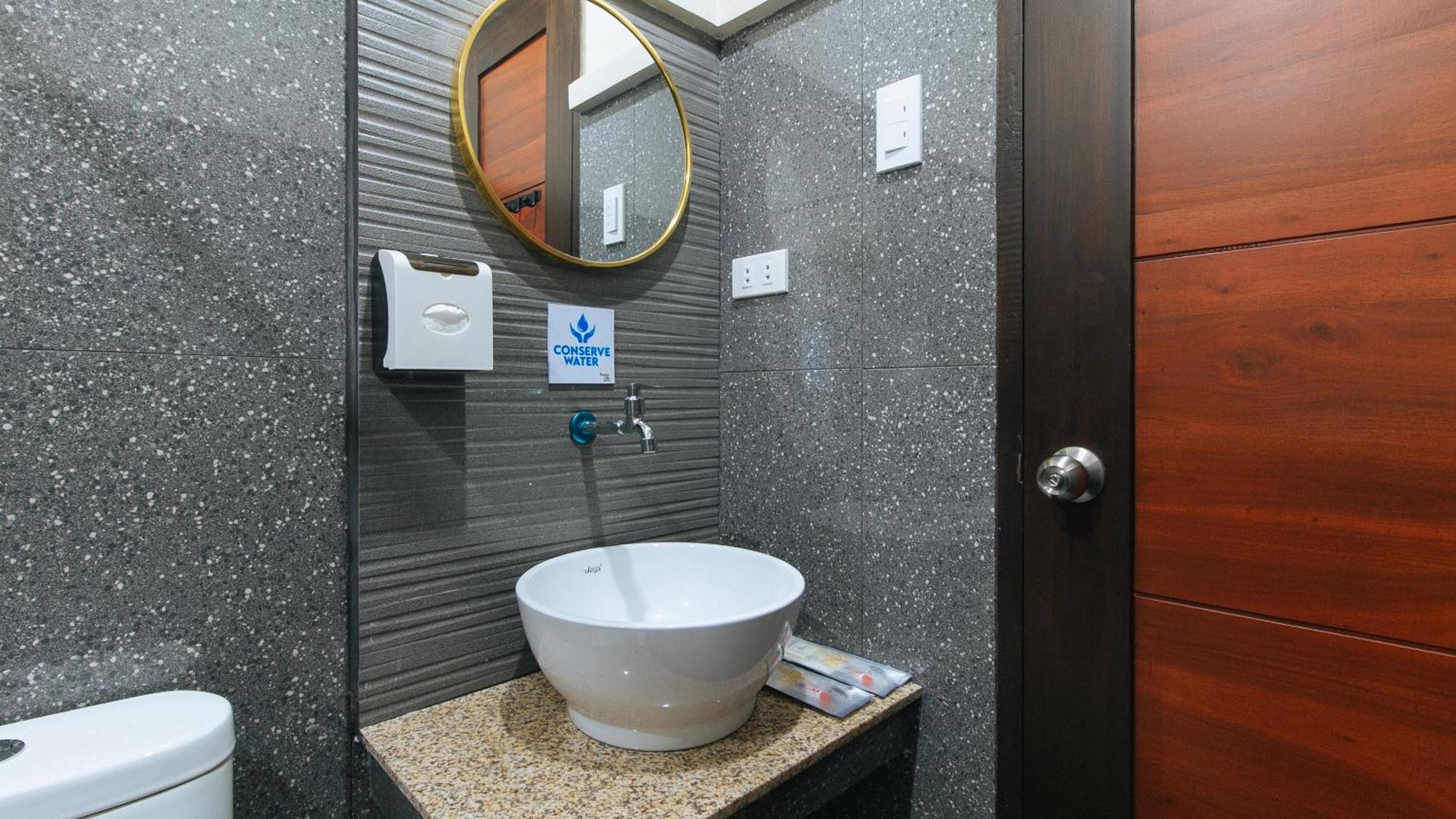 Deluxe Room - Photo 11