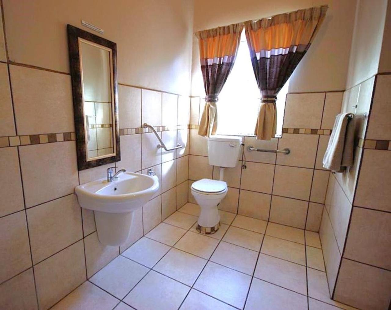 Twin Room - Disability Access photo 3