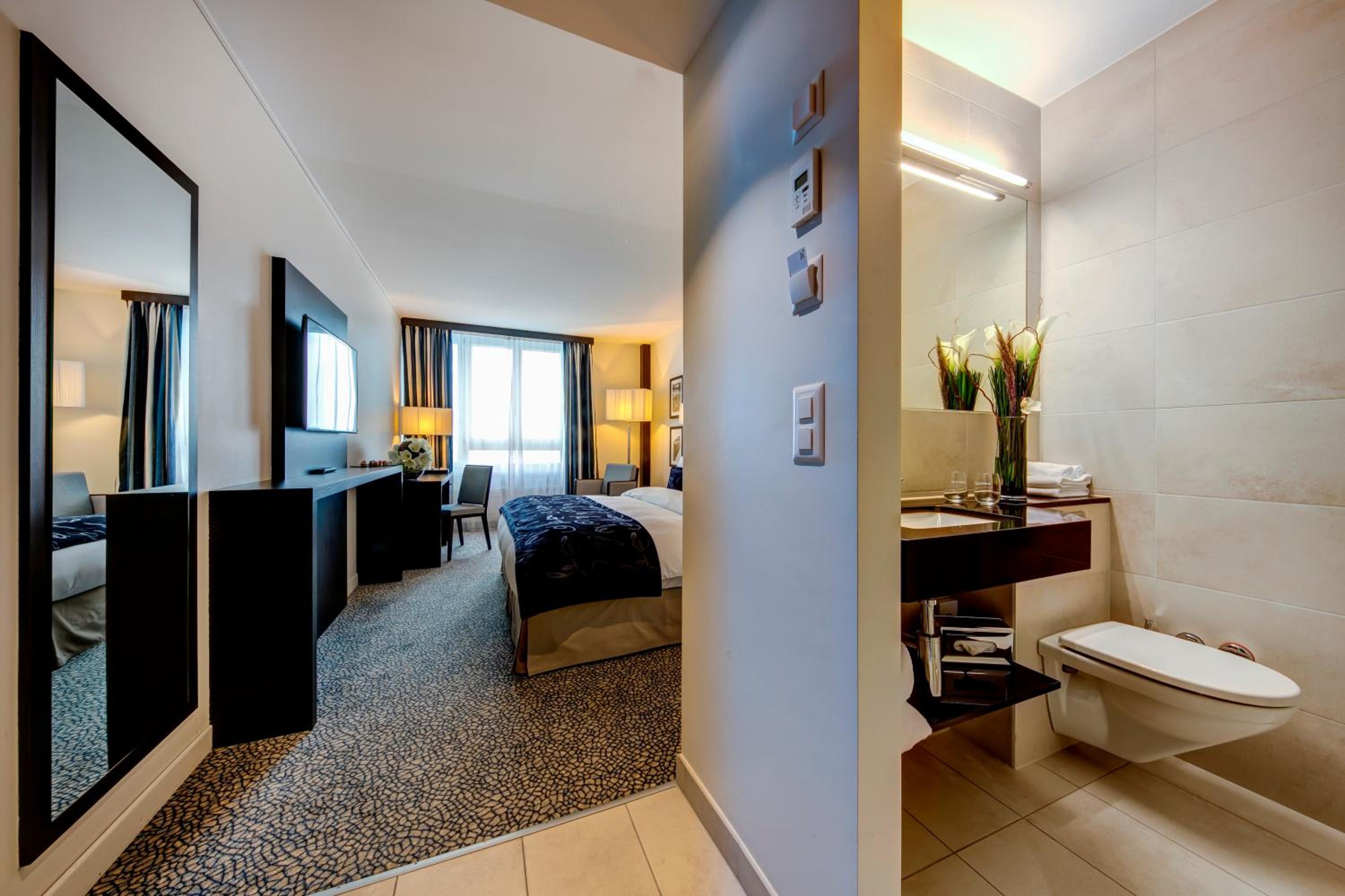Comfort Double or Twin Room with City View - Photo 1
