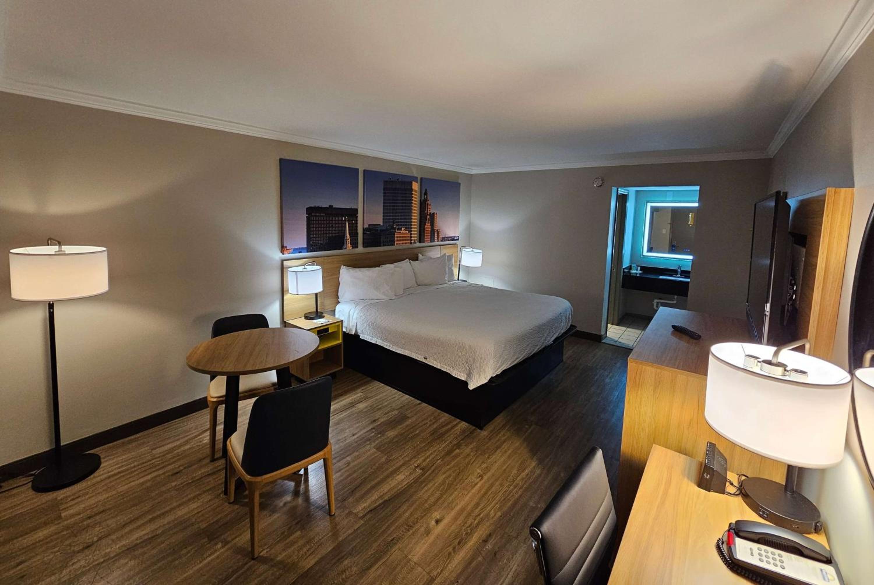 Deluxe King Room - Non-Smoking photo 1