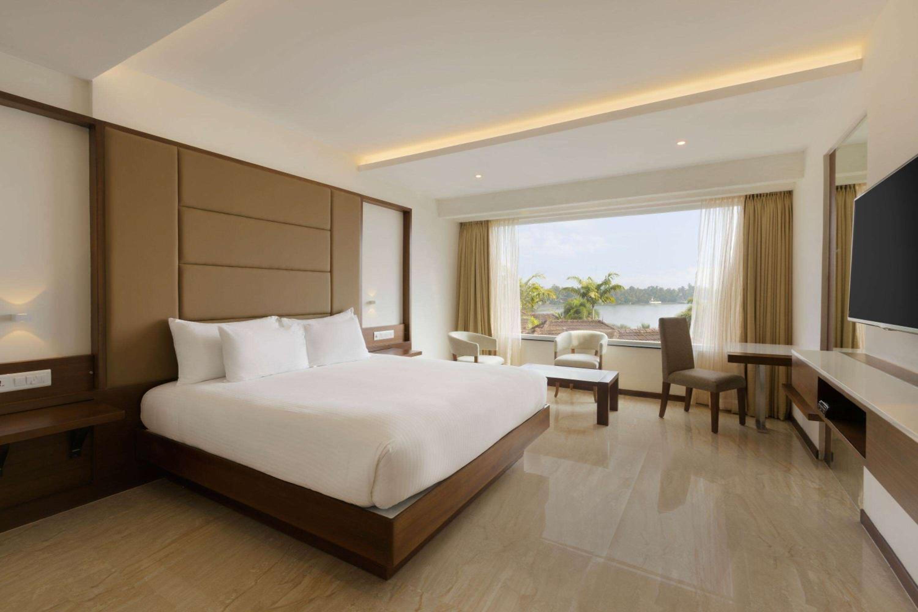 Junior Suite with Lake View - Non-Smoking
