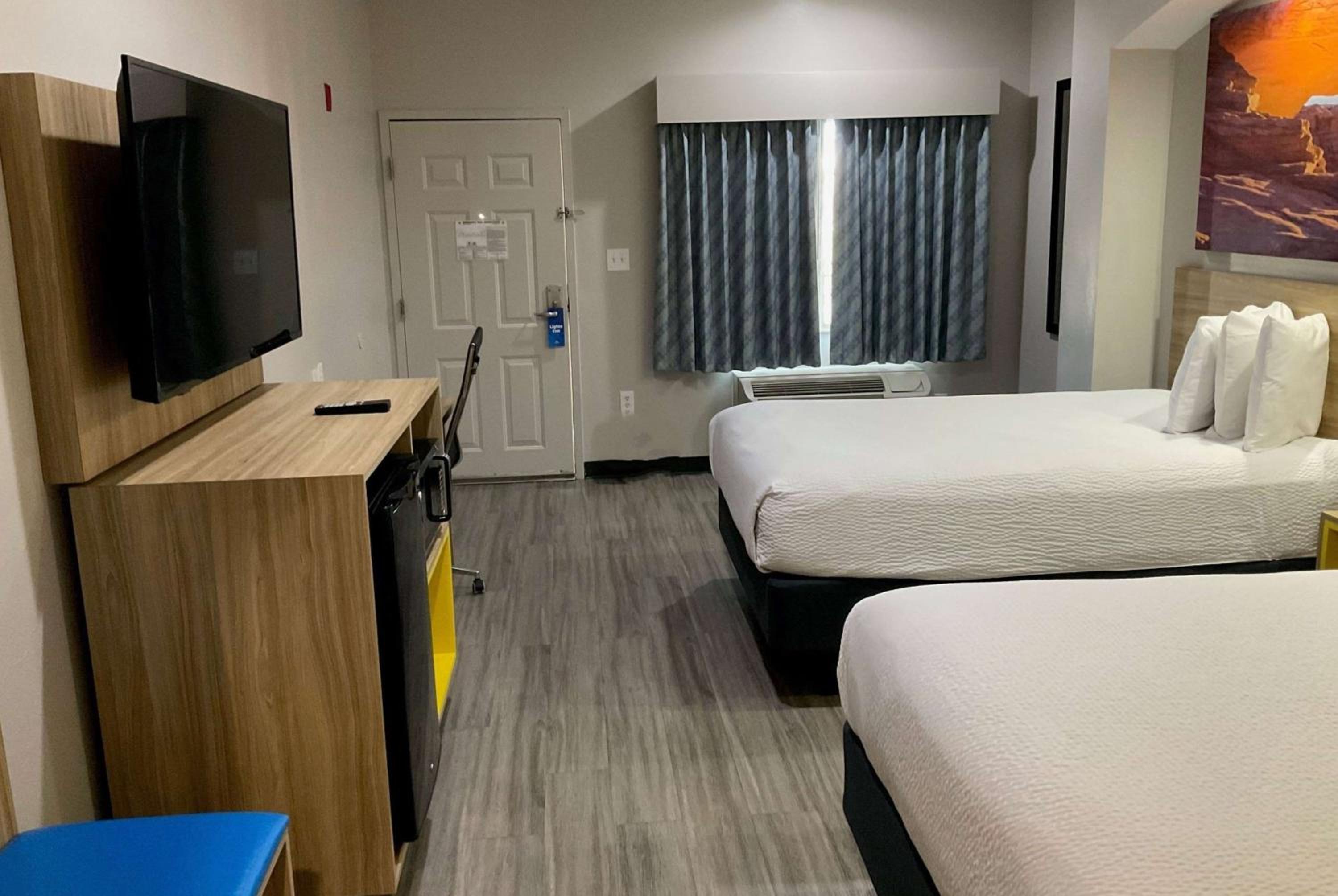 Doube Room with Two Double Beds and Roll-In Shower - Mobility/Hearing Accessible - Non-Smoking - Photo 1