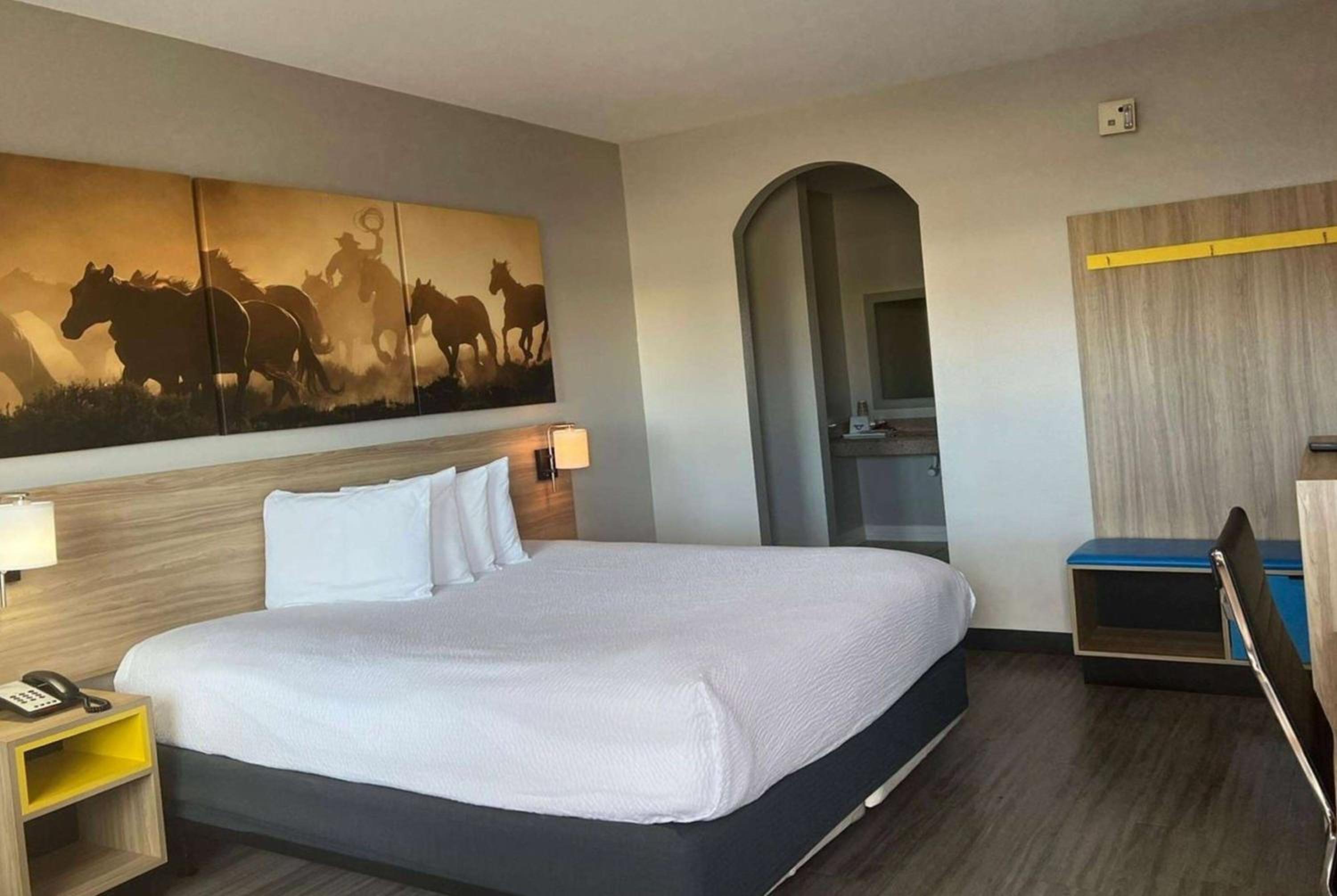 King Room - Non-Smoking - Photo 1