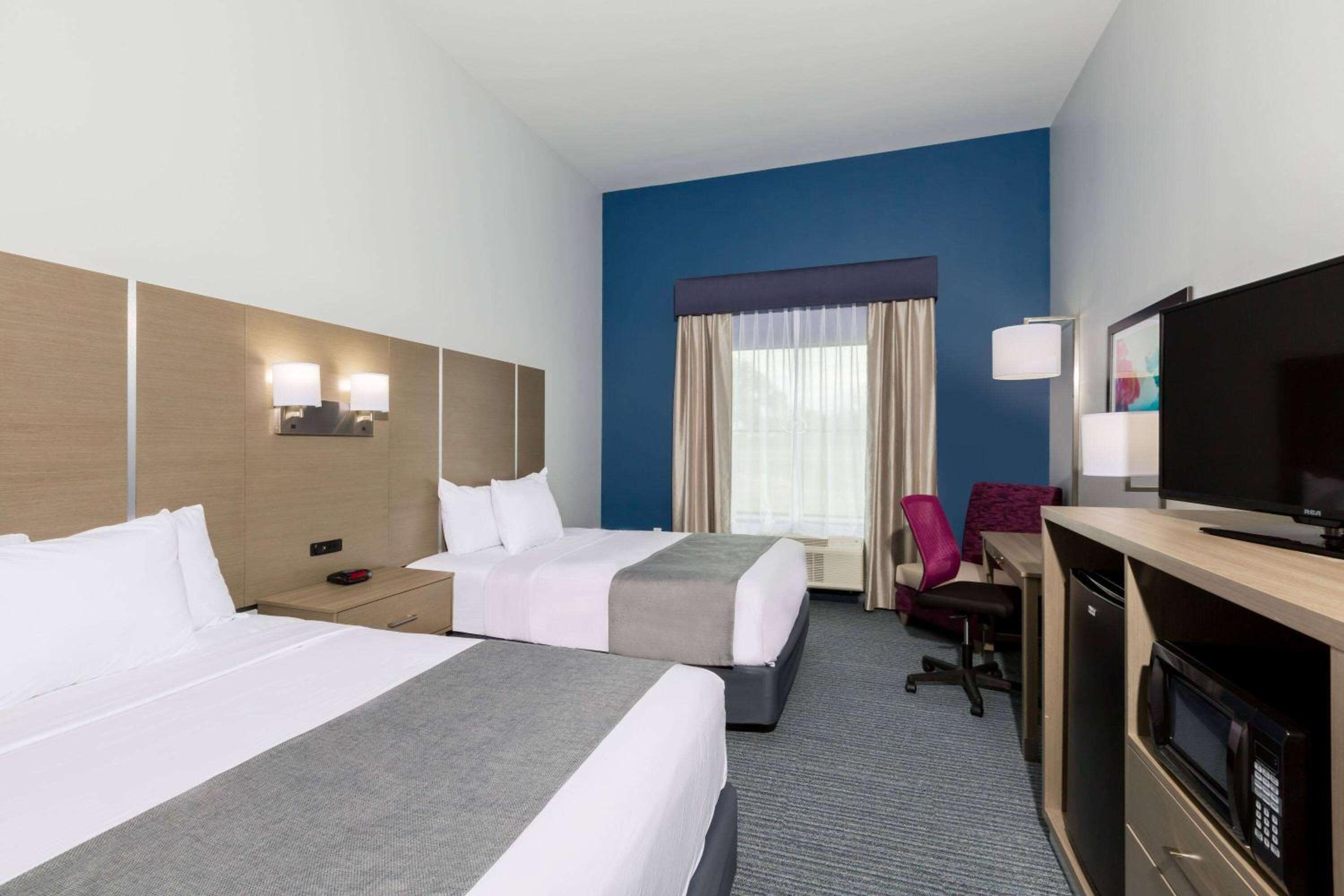 Queen Room with Two Queen Beds and Roll-In Shower - Mobility Accessible/Non-Smoking