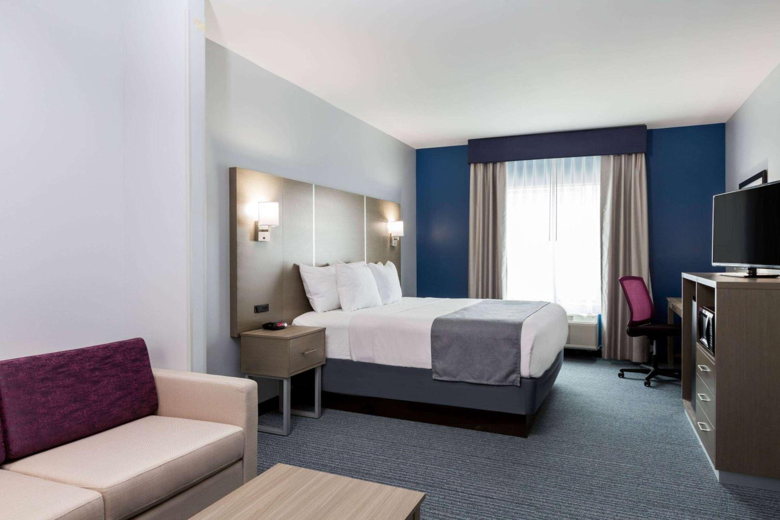 King Suite with Bathtub - Mobility Accessible/Non-Smoking
