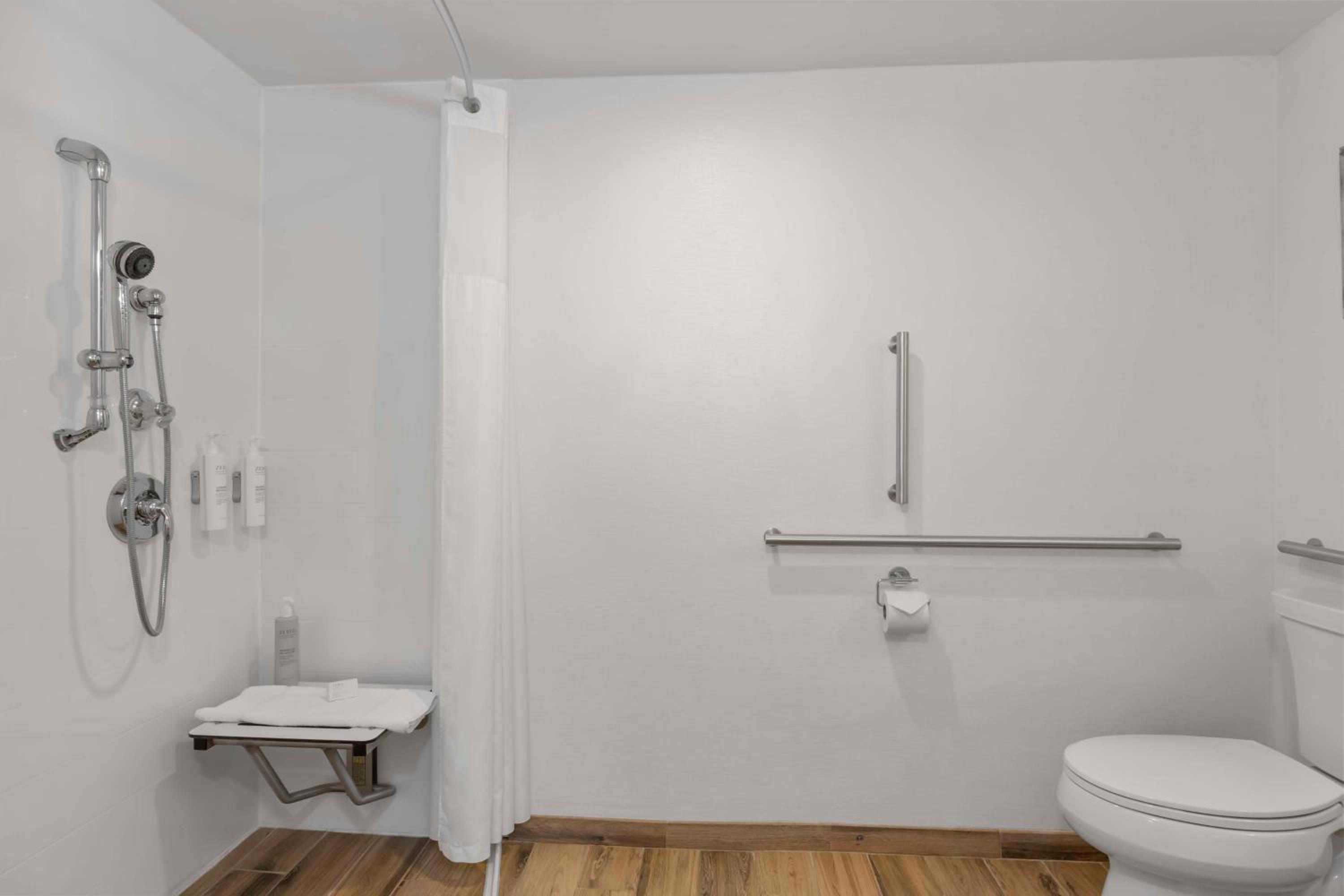 Hearing Accessible Double Room - With Bathtub - Non - Smoking photo 3