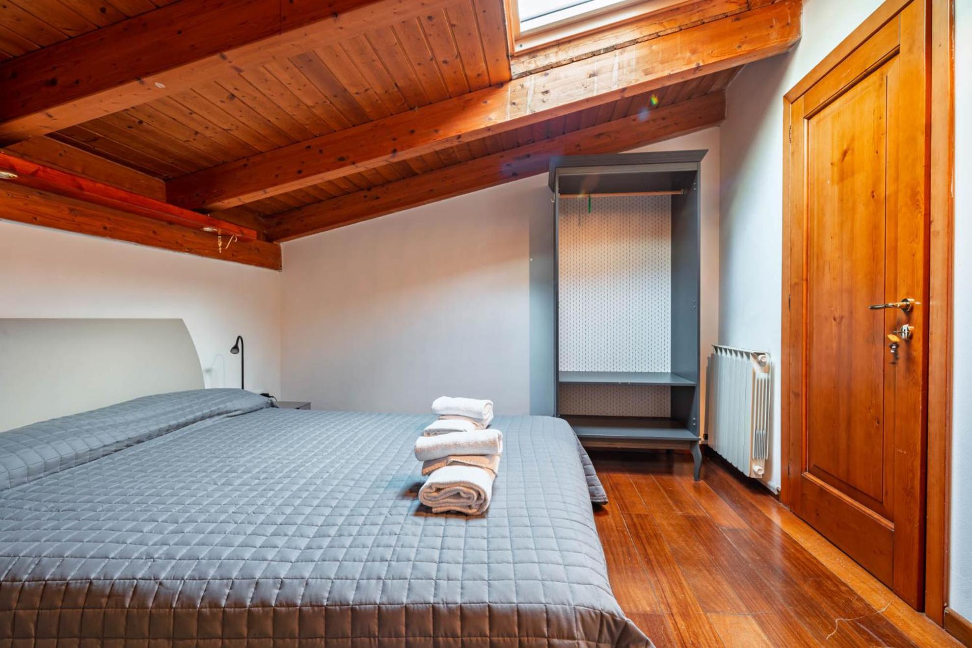 Four-Bedroom Apartment with Balcony  photo 2