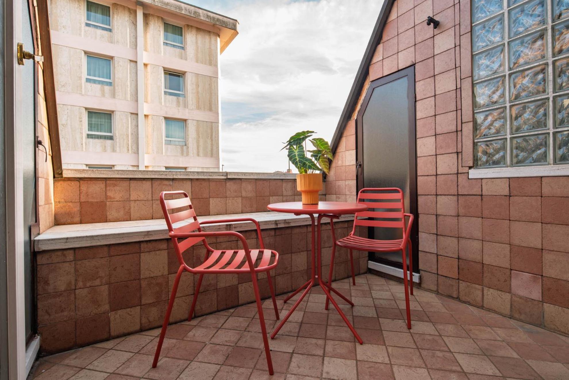 Four-Bedroom Apartment with Balcony  photo 3