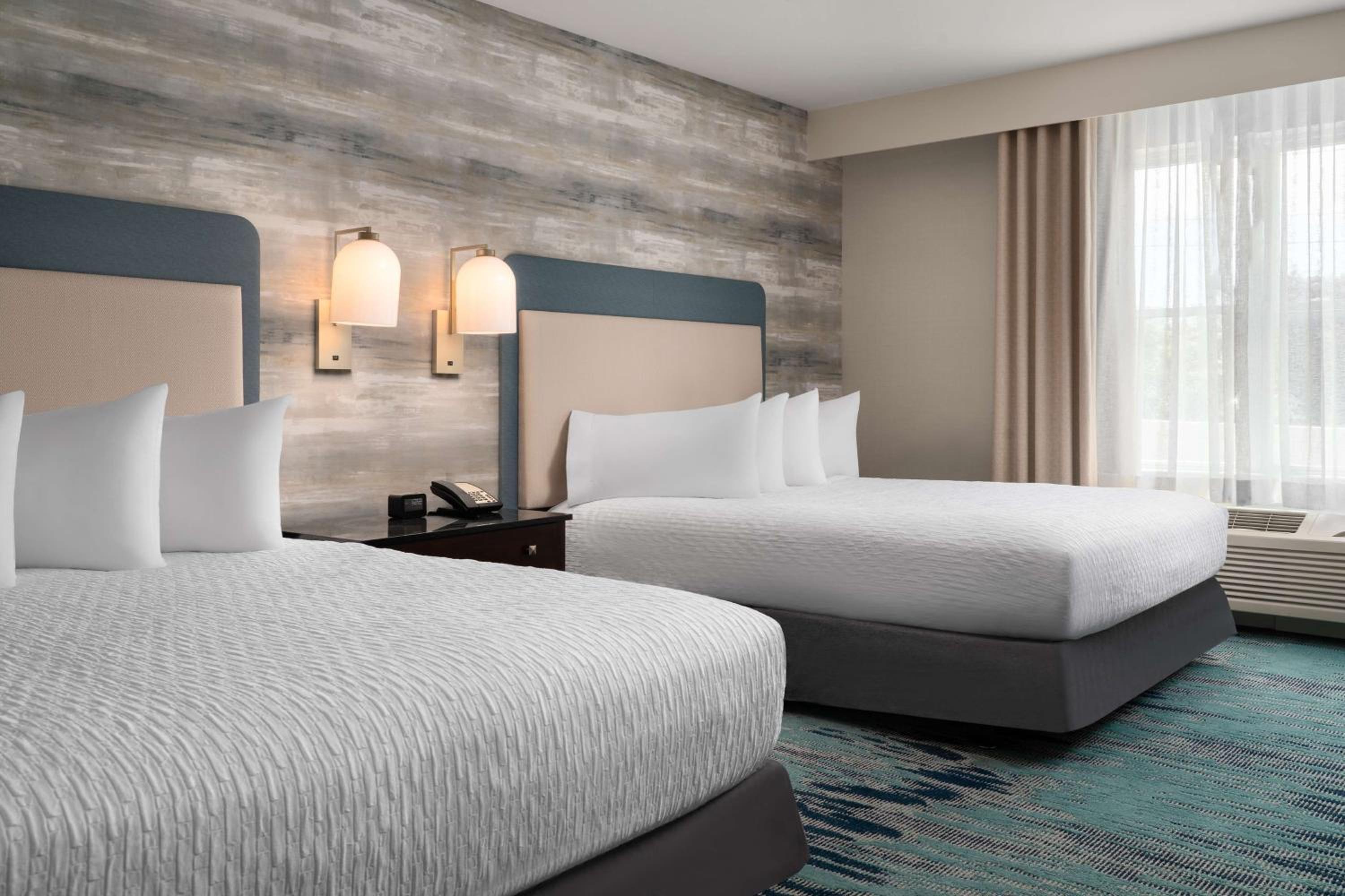 One-Bedroom Queen Suite with Two Queen Beds - Non-Smoking photo 2