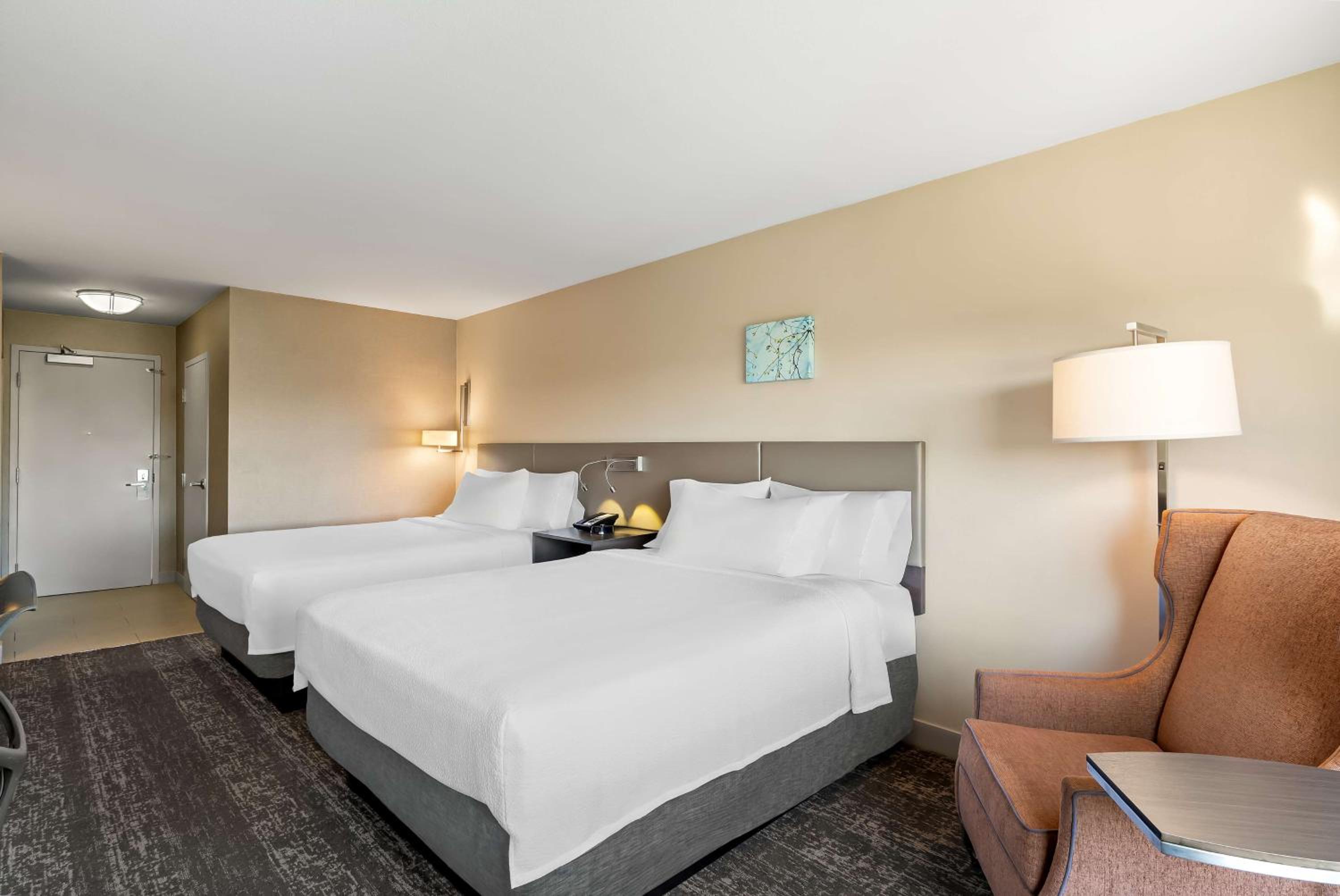 Queen Room with Two Queen Beds - Photo 3