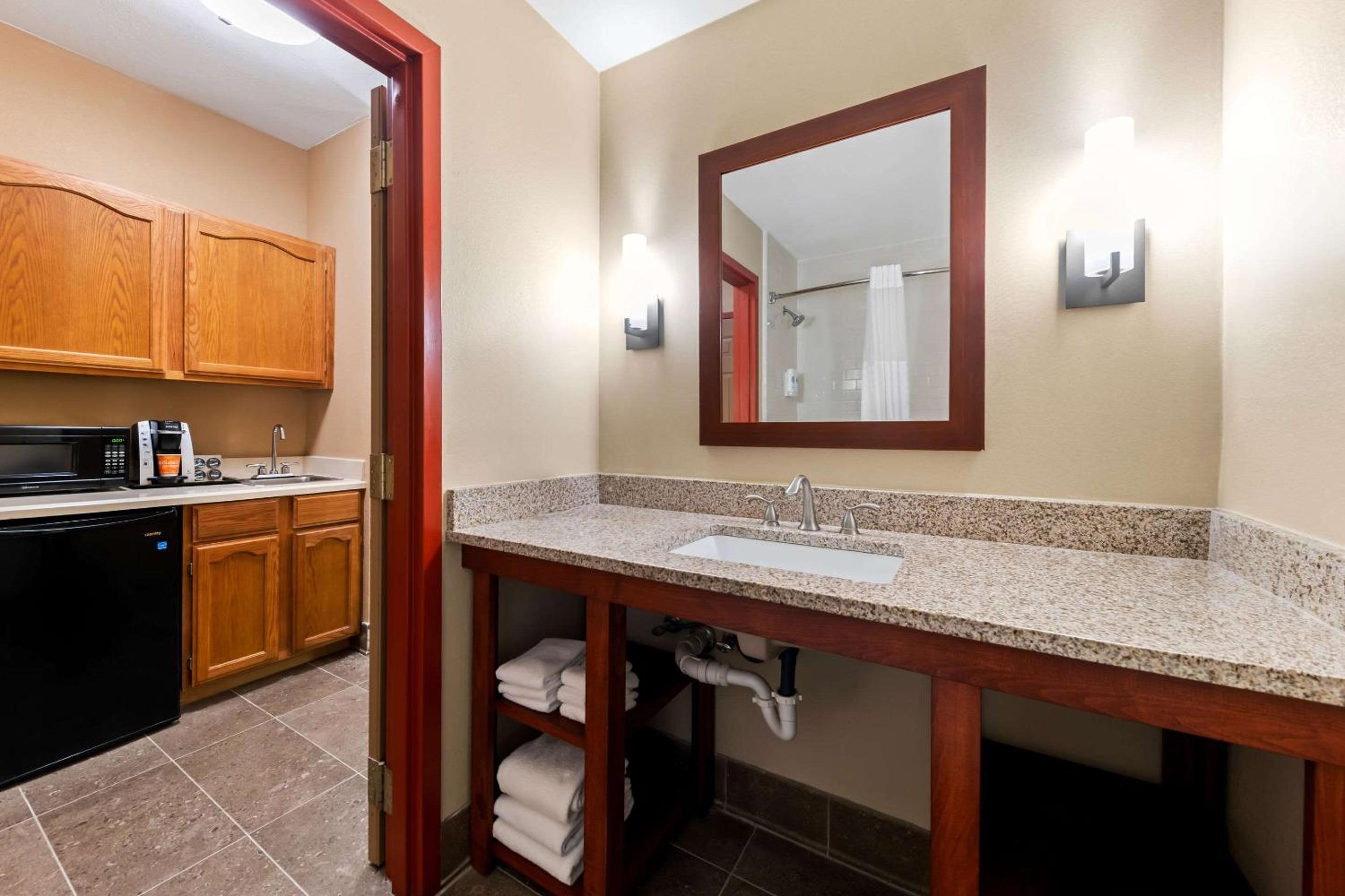 King Suite - Non-Smoking - Photo 8