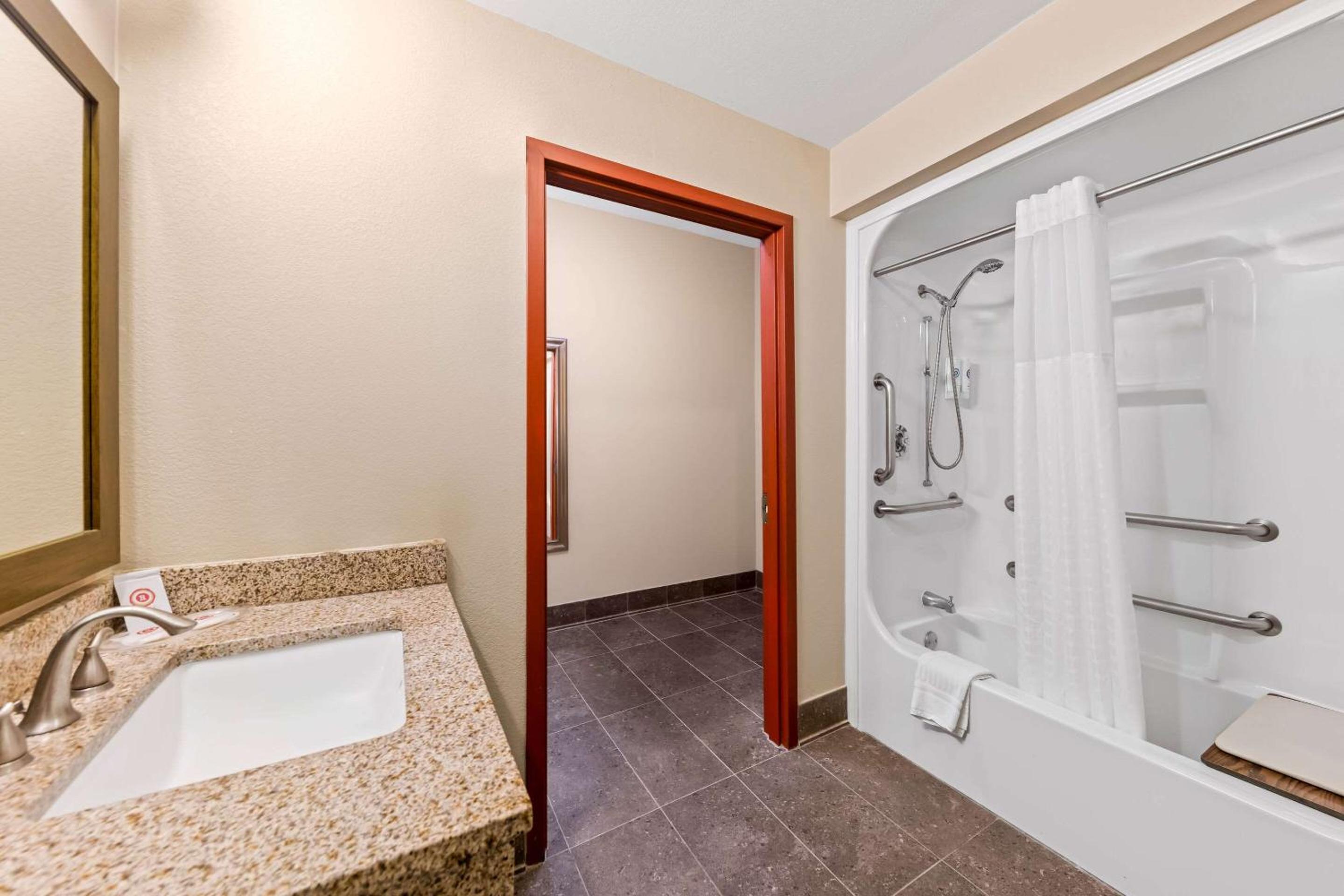King Suite - Disability Access/Non-Smoking - Photo 5