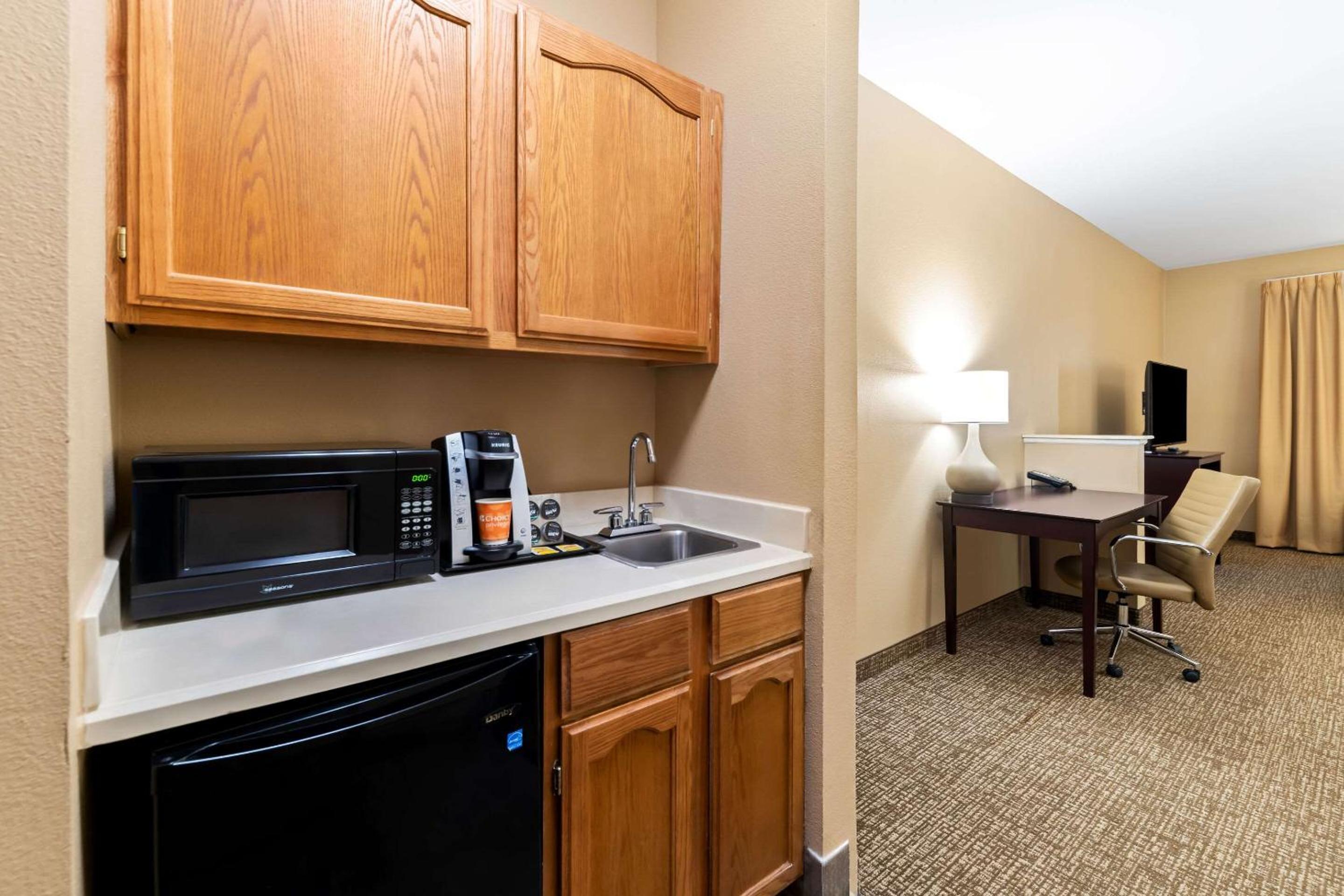 King Suite - Non-Smoking - Photo 5