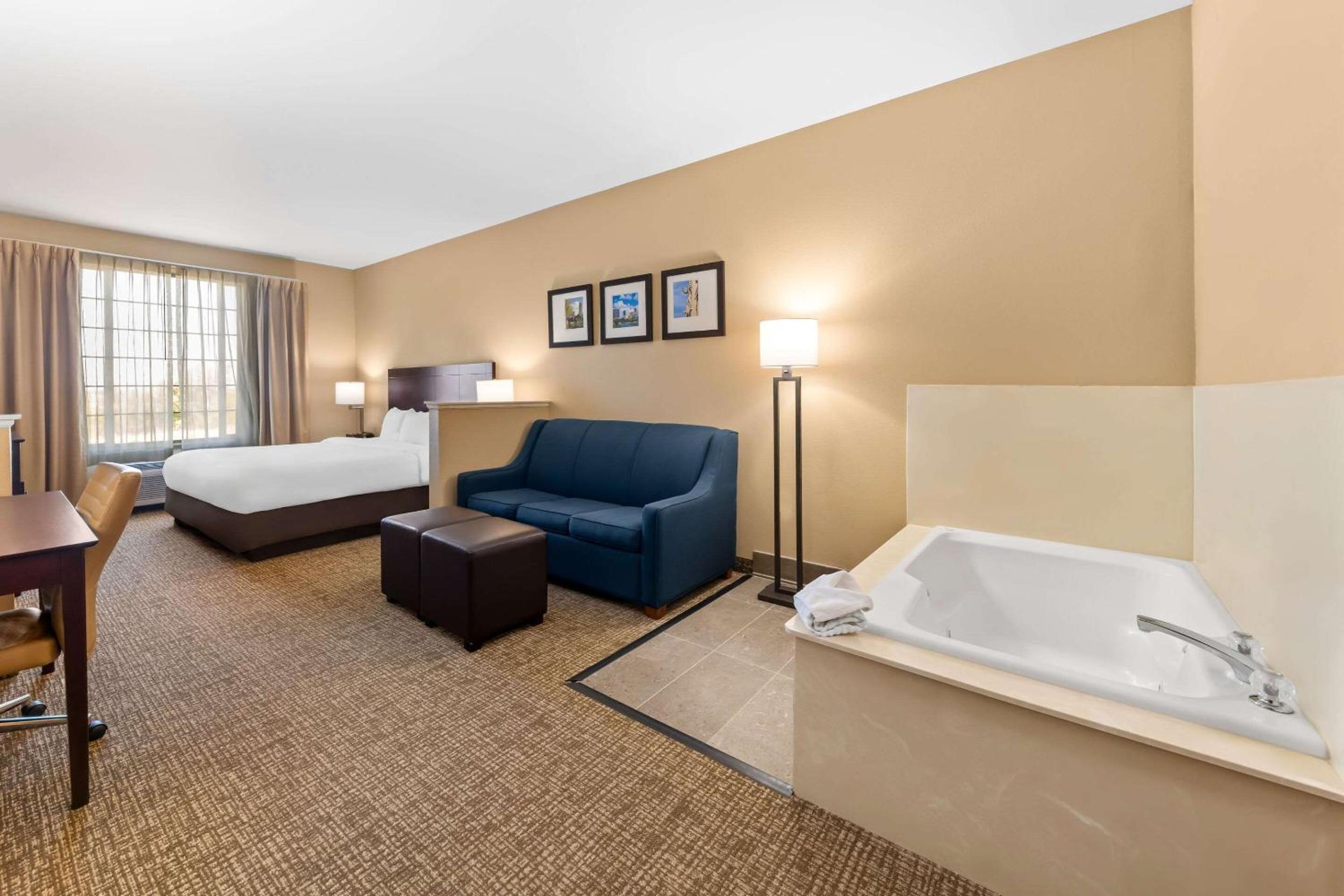 King Suite - Non-Smoking photo 1