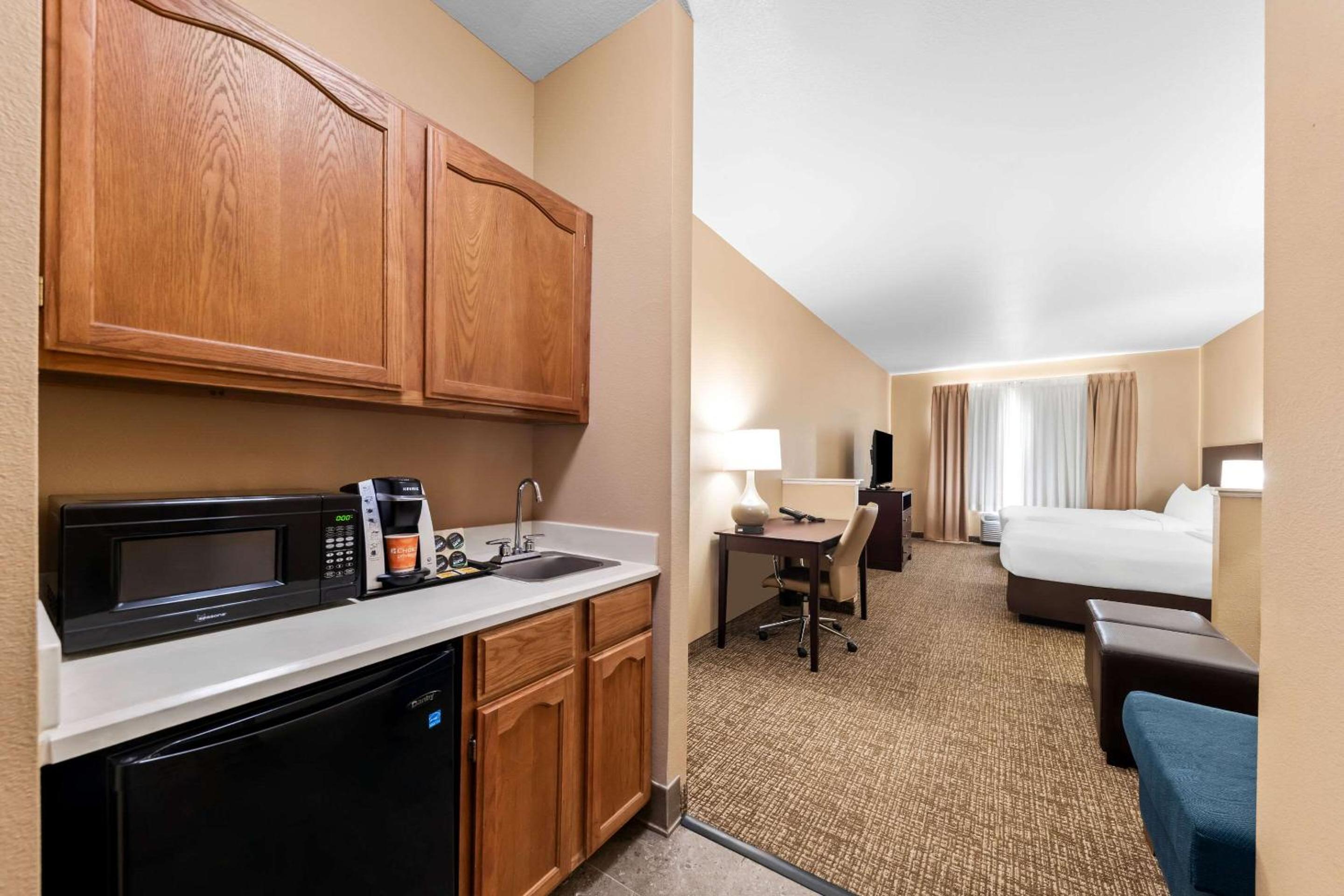 Queen Suite with Two Queen Beds - Photo 2