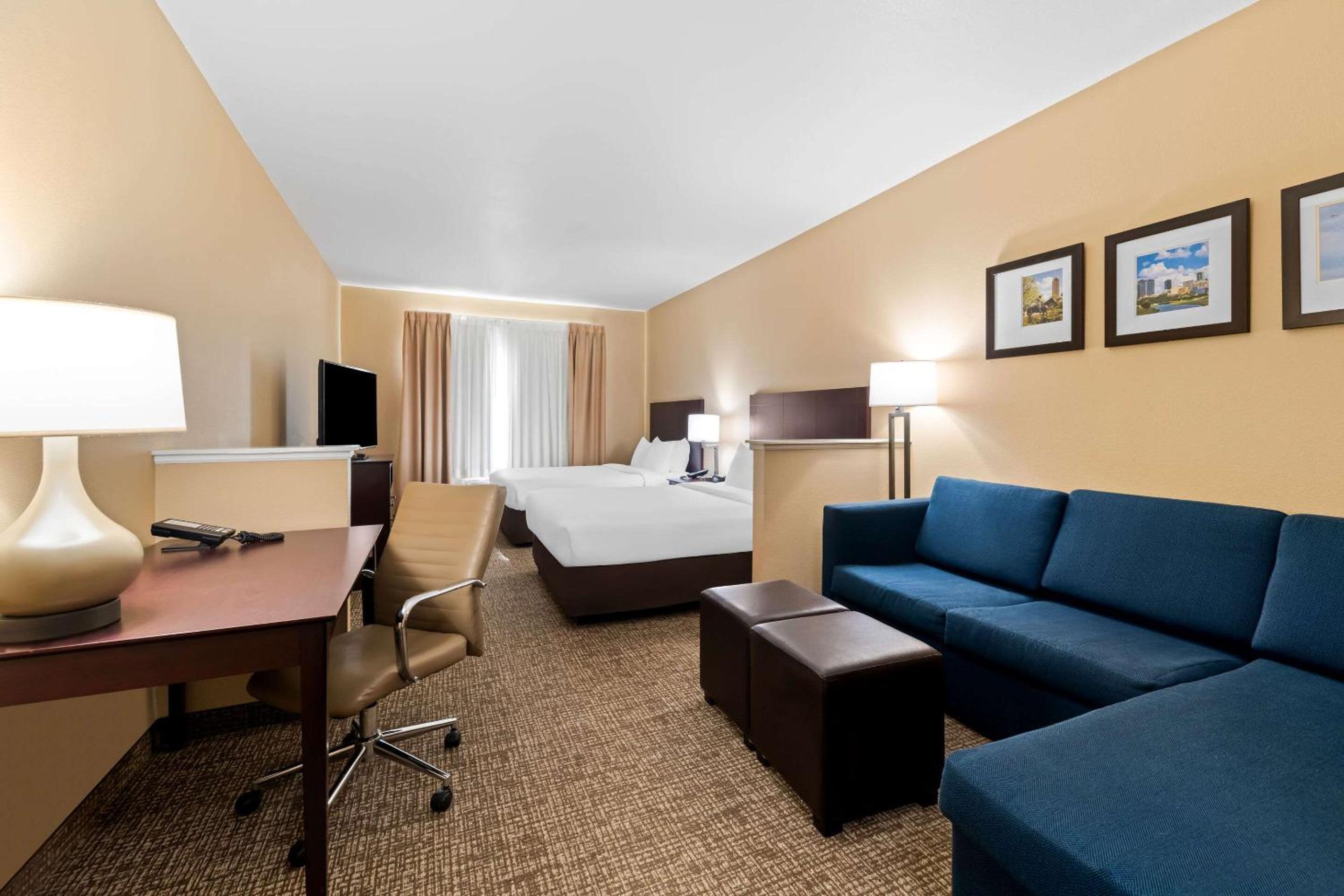 Queen Suite with Two Queen Beds - Photo 5