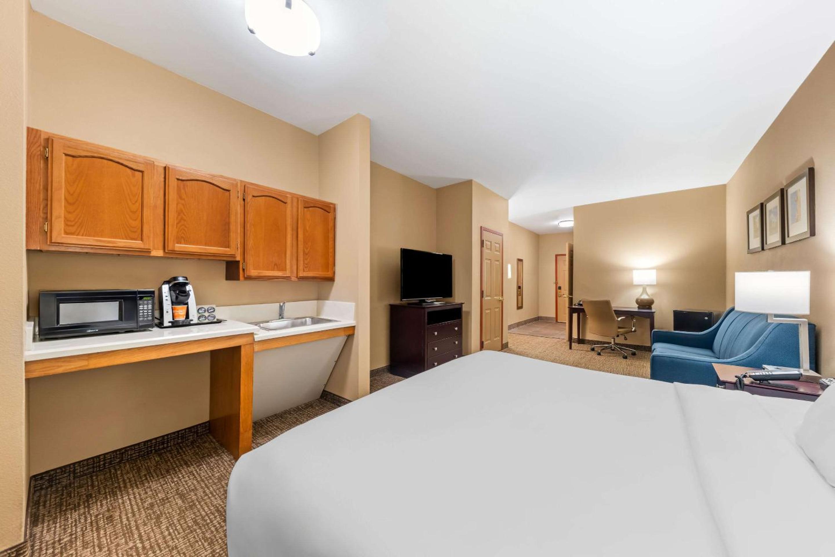 King Suite - Disability Access/Non-Smoking - Photo 7