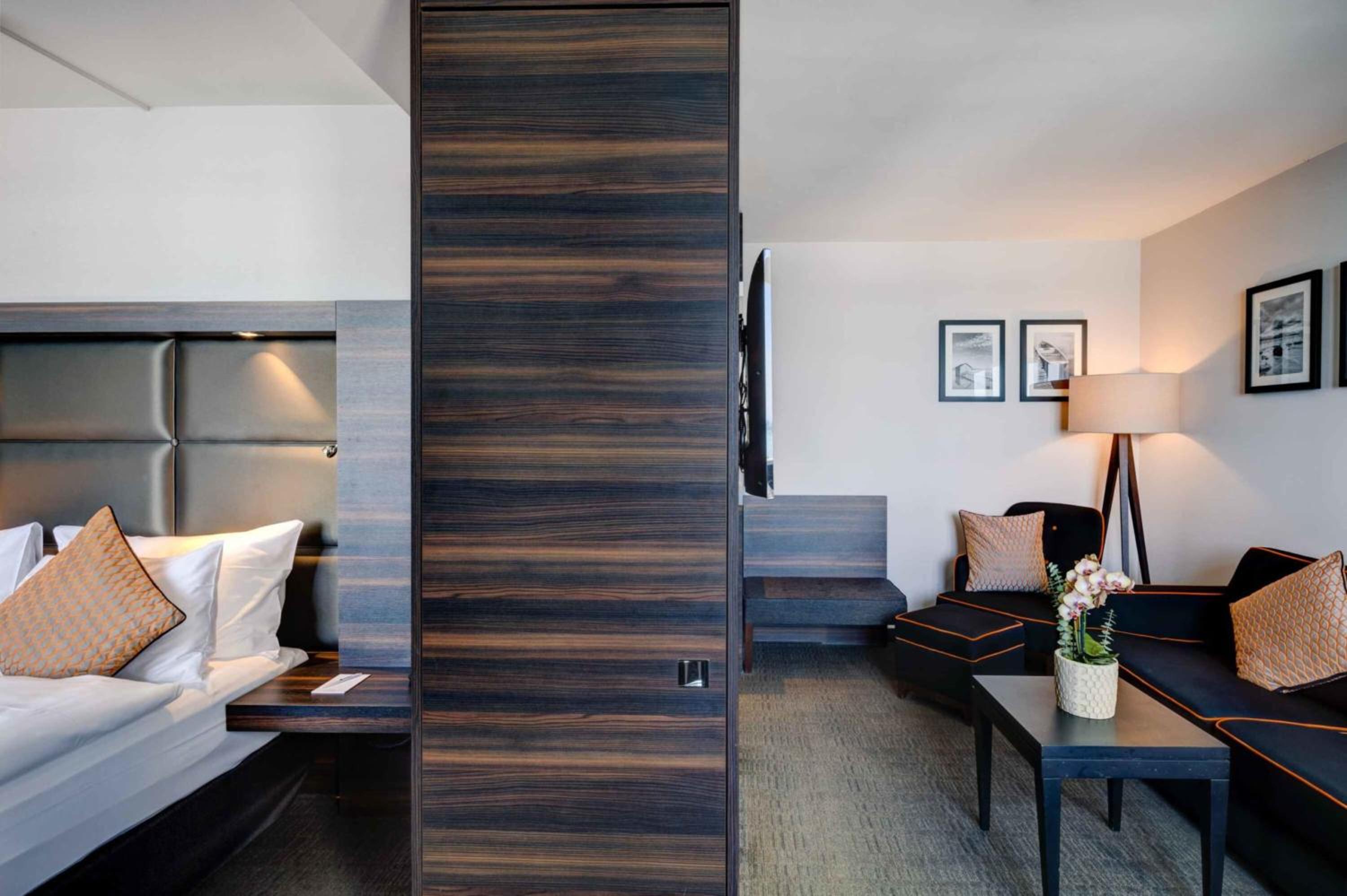 Junior Suite with City View - Photo 3