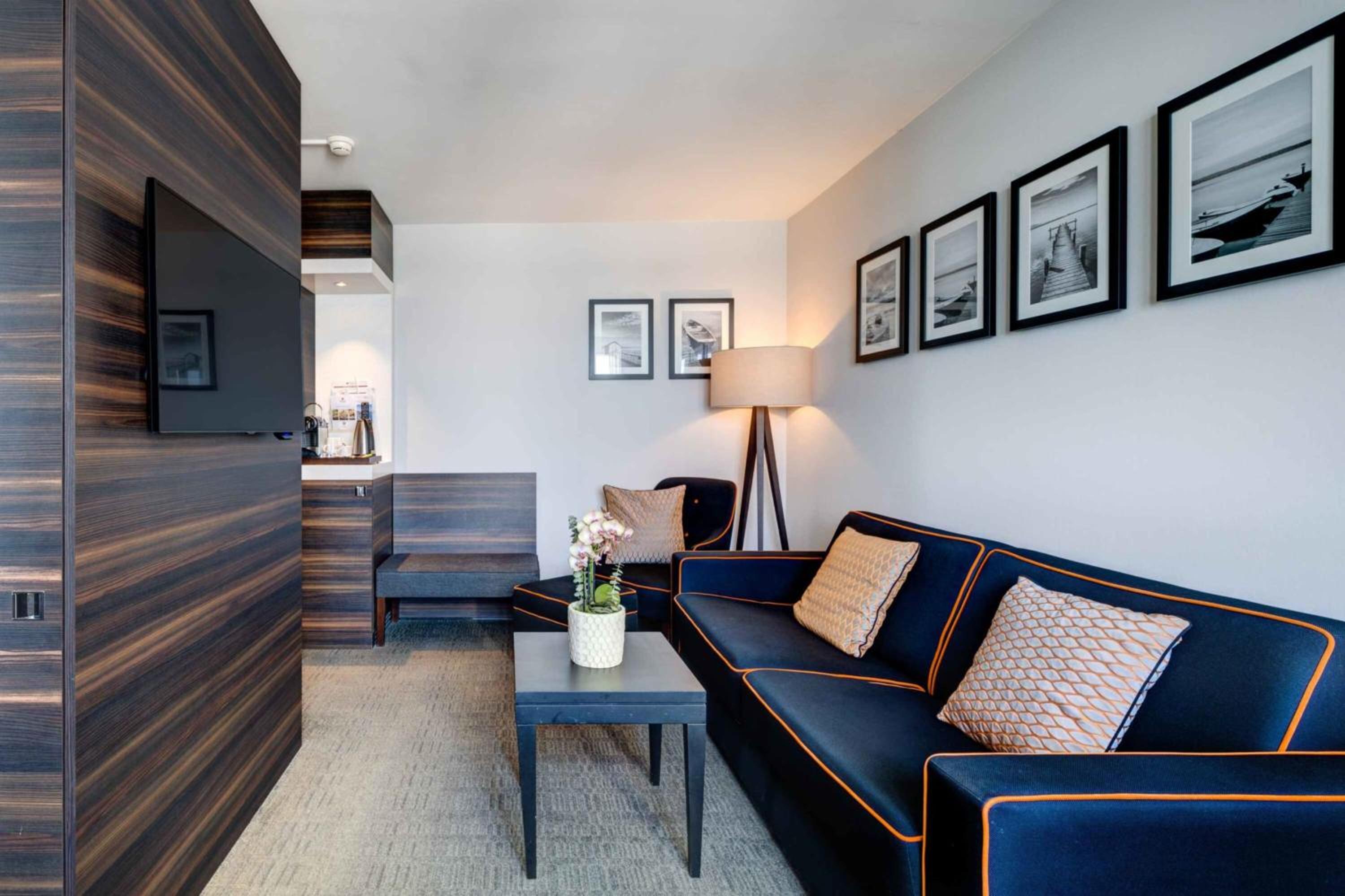 Junior Suite with City View - Photo 1