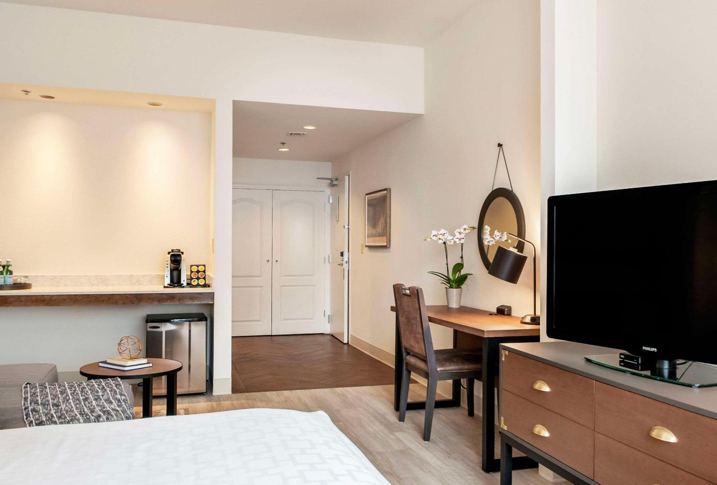 King Room - Accessible/Non-Smoking - Photo 4