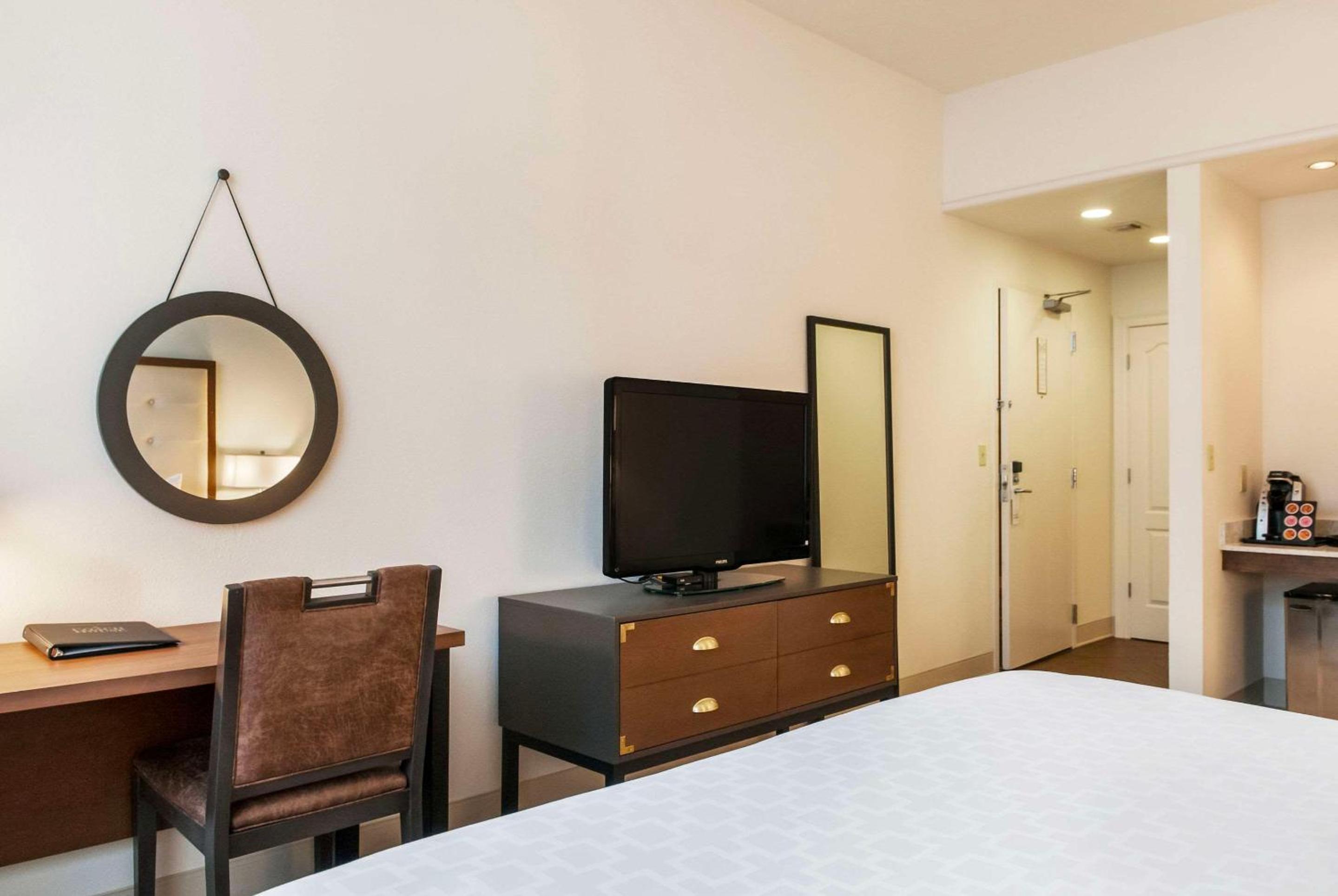 Standard King Room - Non-Smoking  - Photo 6