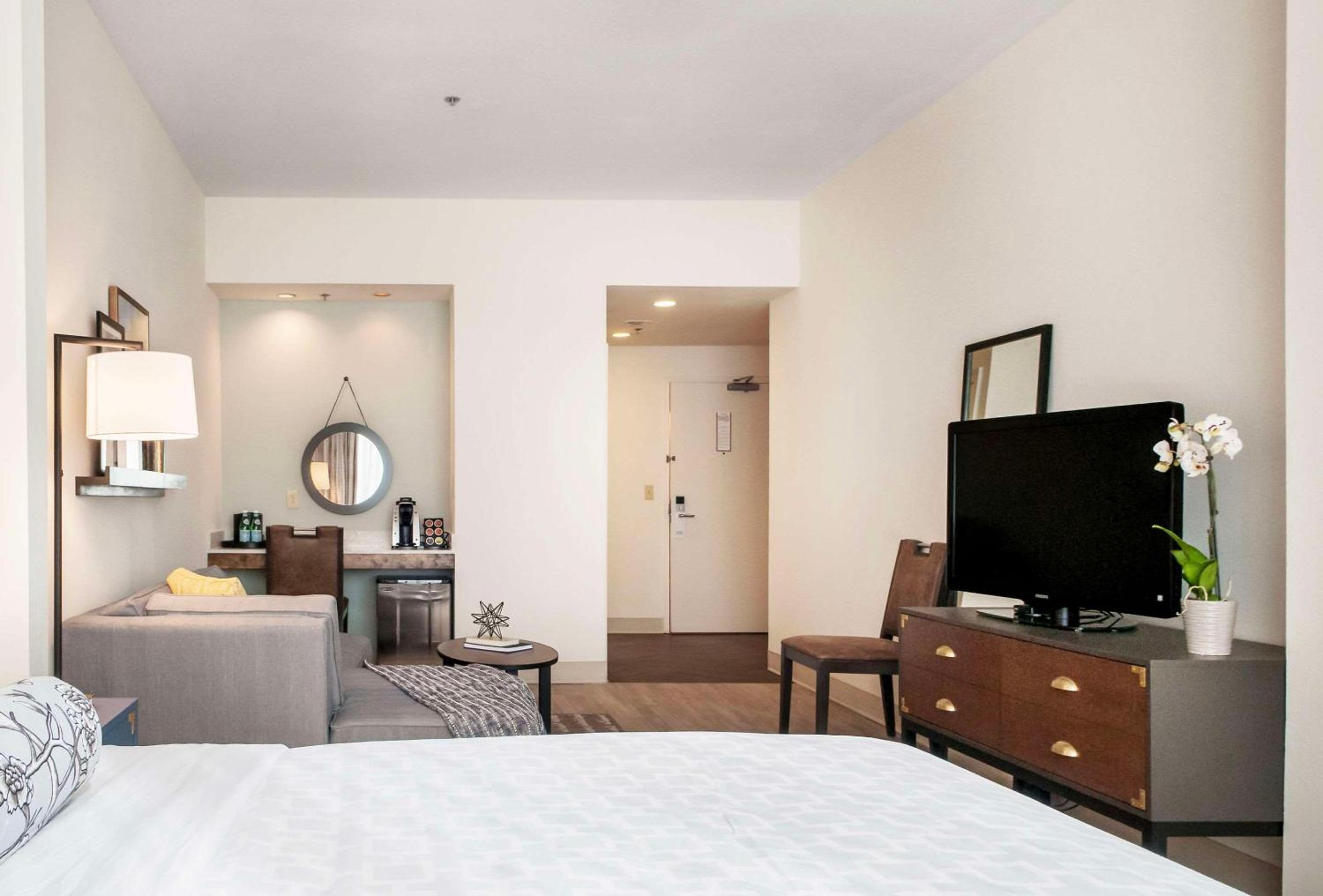 Deluxe King Room - Non-Smoking - Photo 4