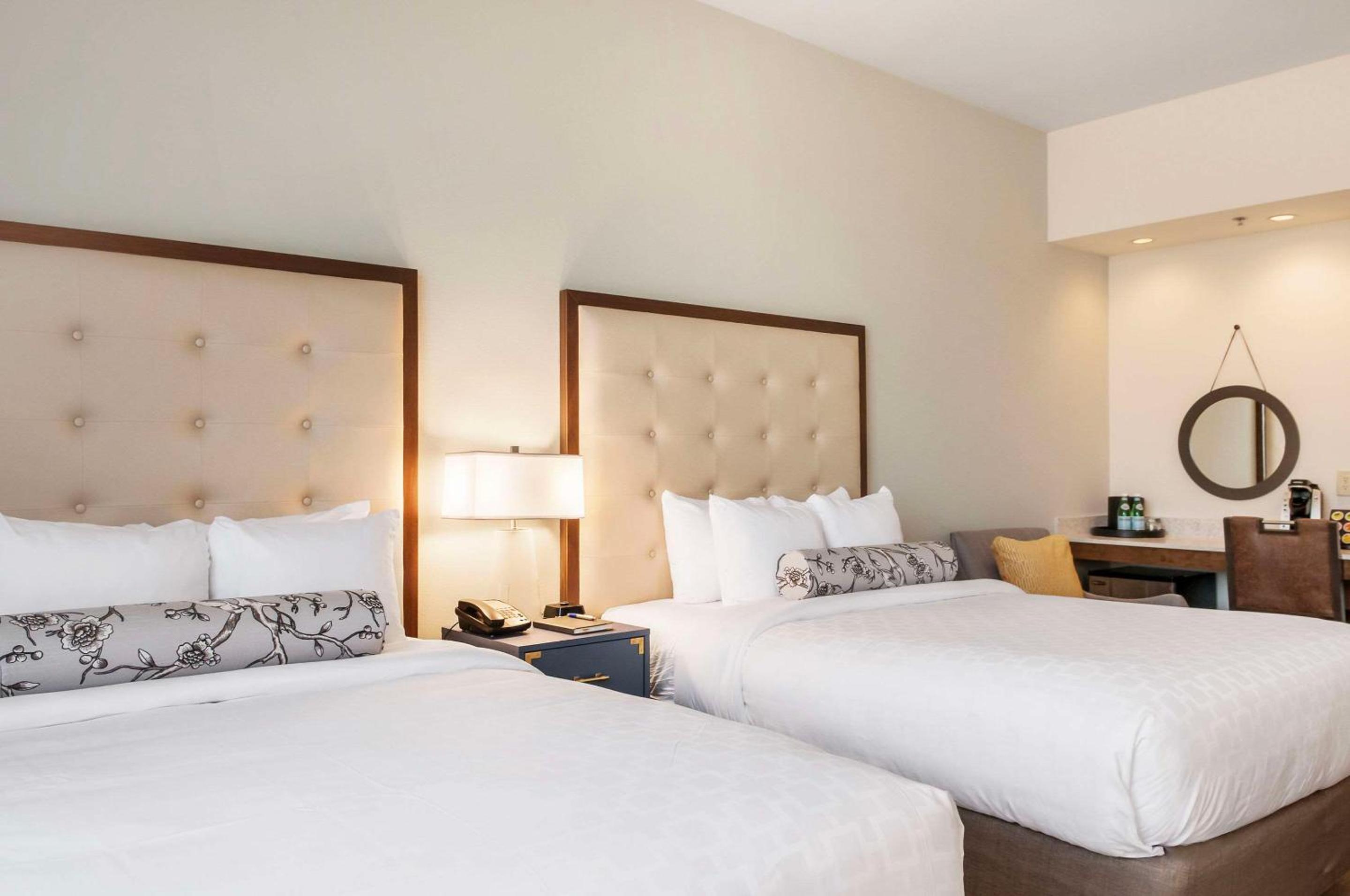 Queen Room with Two Queen Beds - Non-Smoking - Photo 3