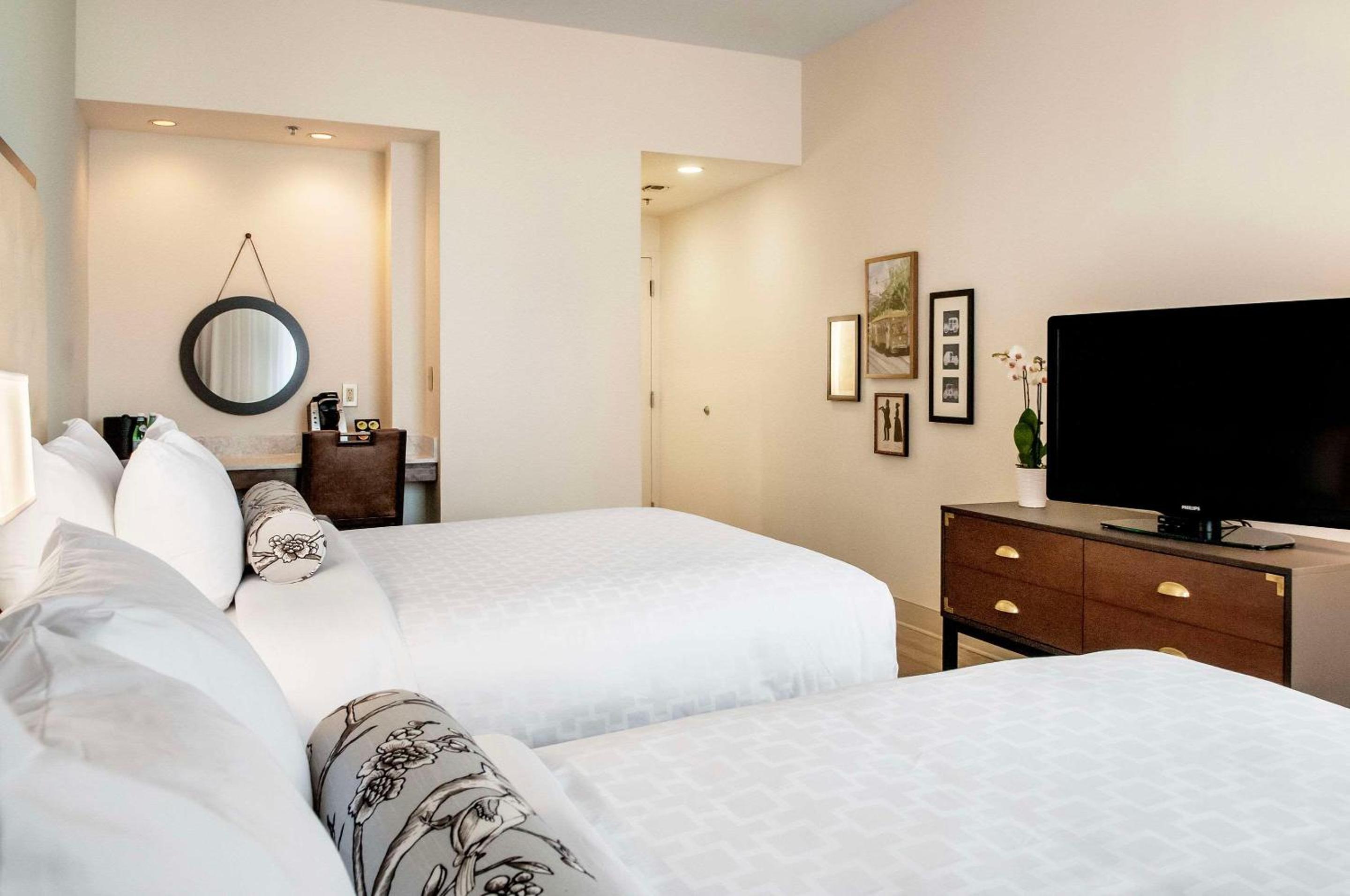 Queen Room with Two Queen Beds - Non-Smoking - Photo 4