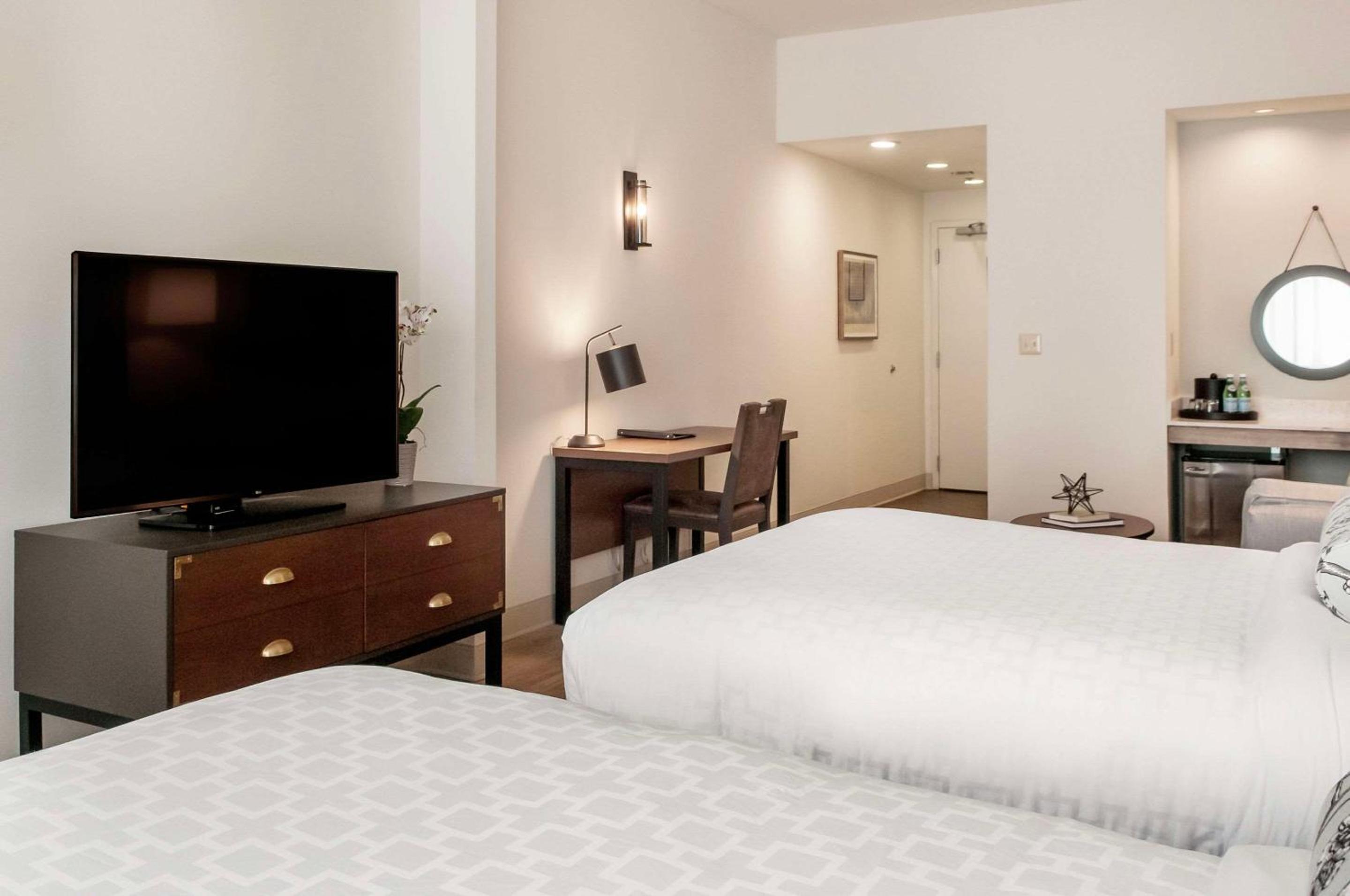 Superior Queen Room with Two Queen Beds  - Non-Smoking - Photo 4