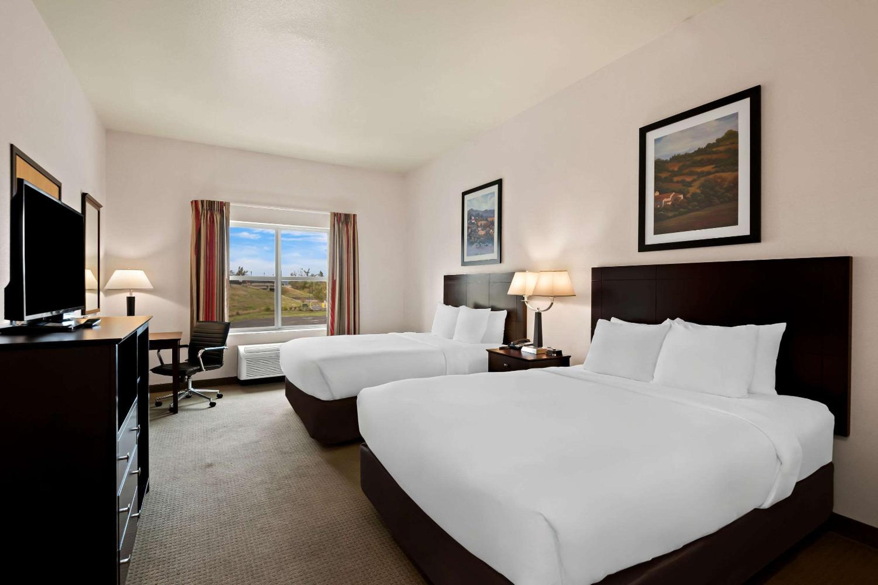 Queen Room with Two Queen Beds - Non-Smoking - Photo 1