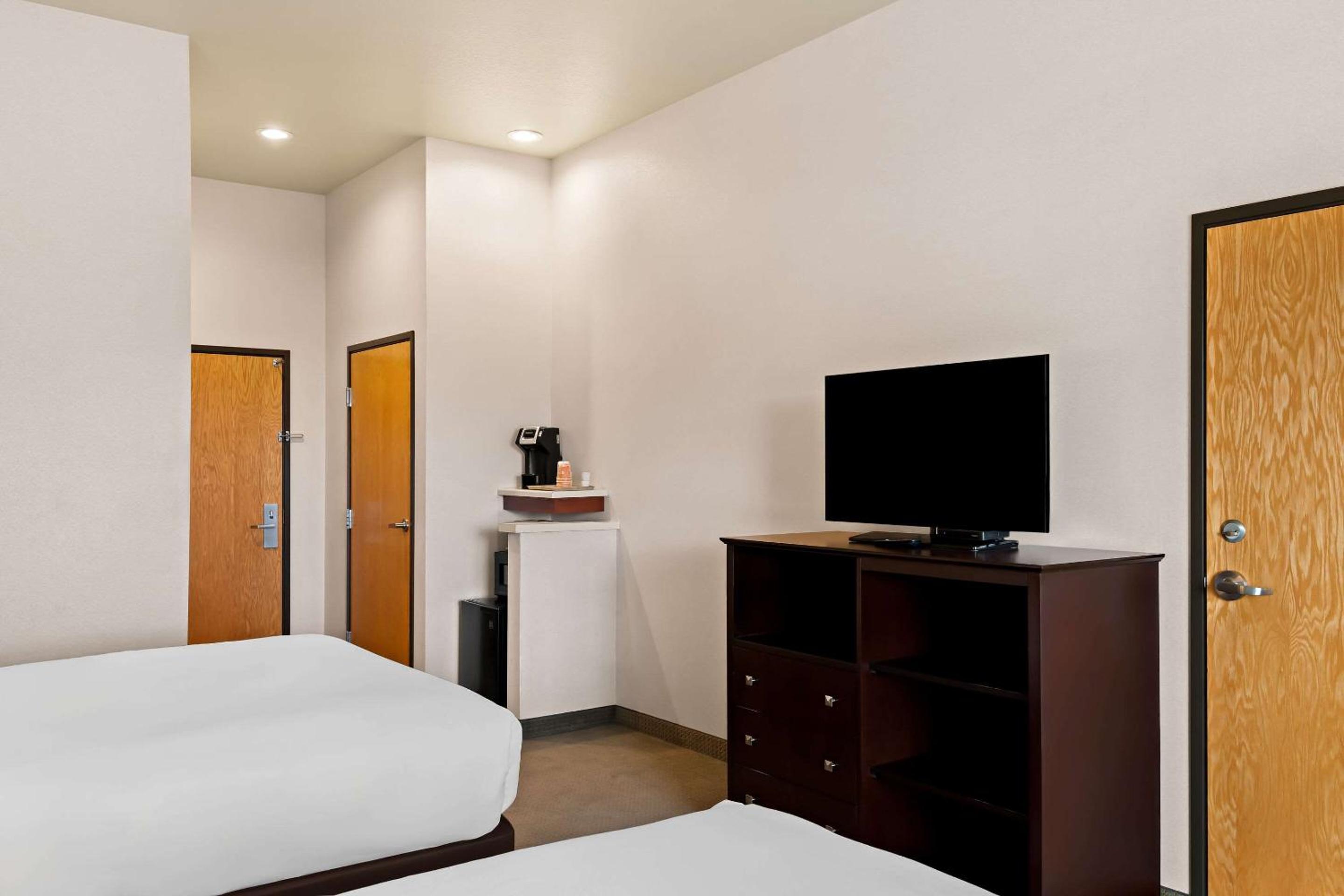 Queen Room with Two Queen Beds - Non-Smoking - Photo 2
