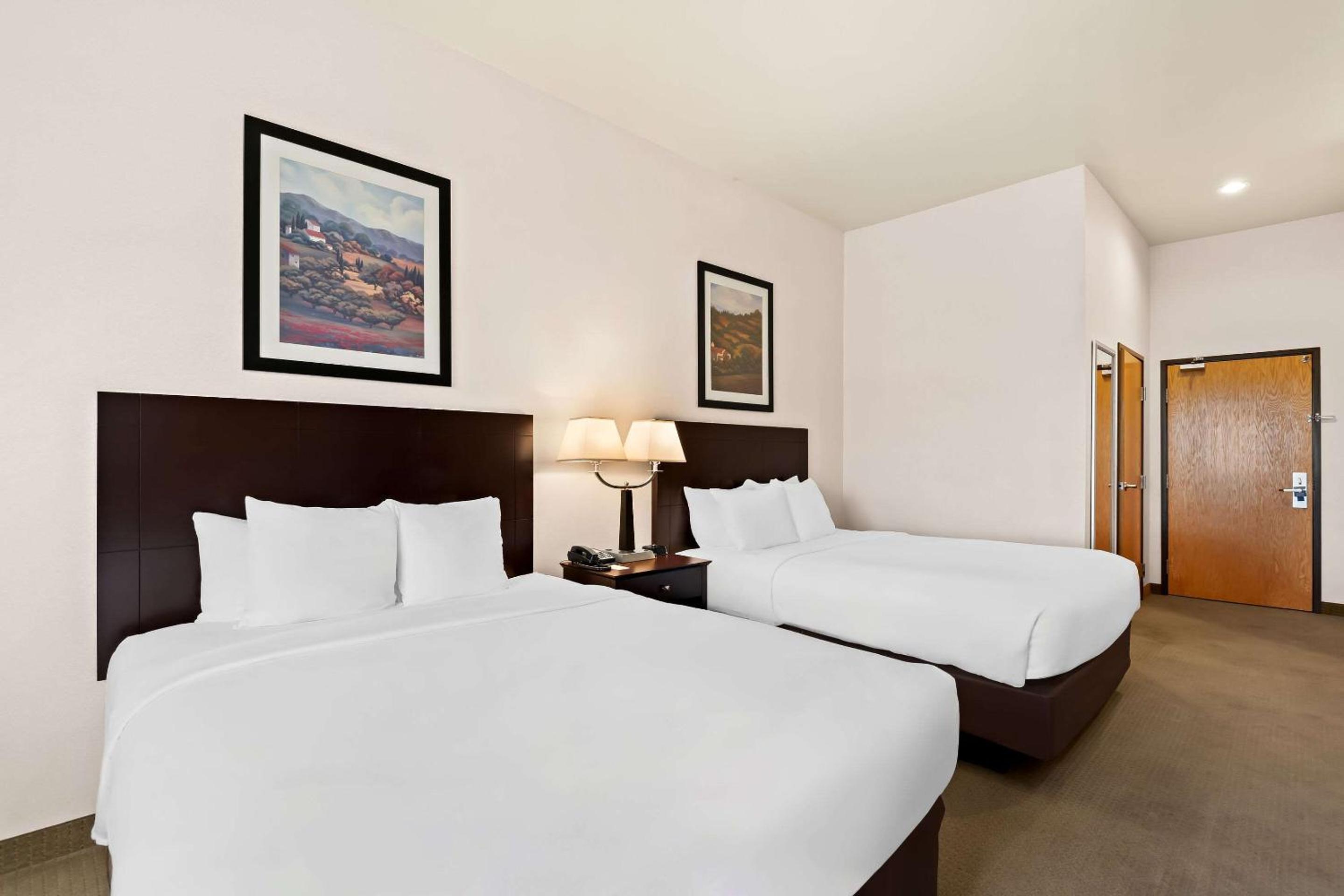 Queen Room with Two Queen Beds - Non-Smoking - Photo 3