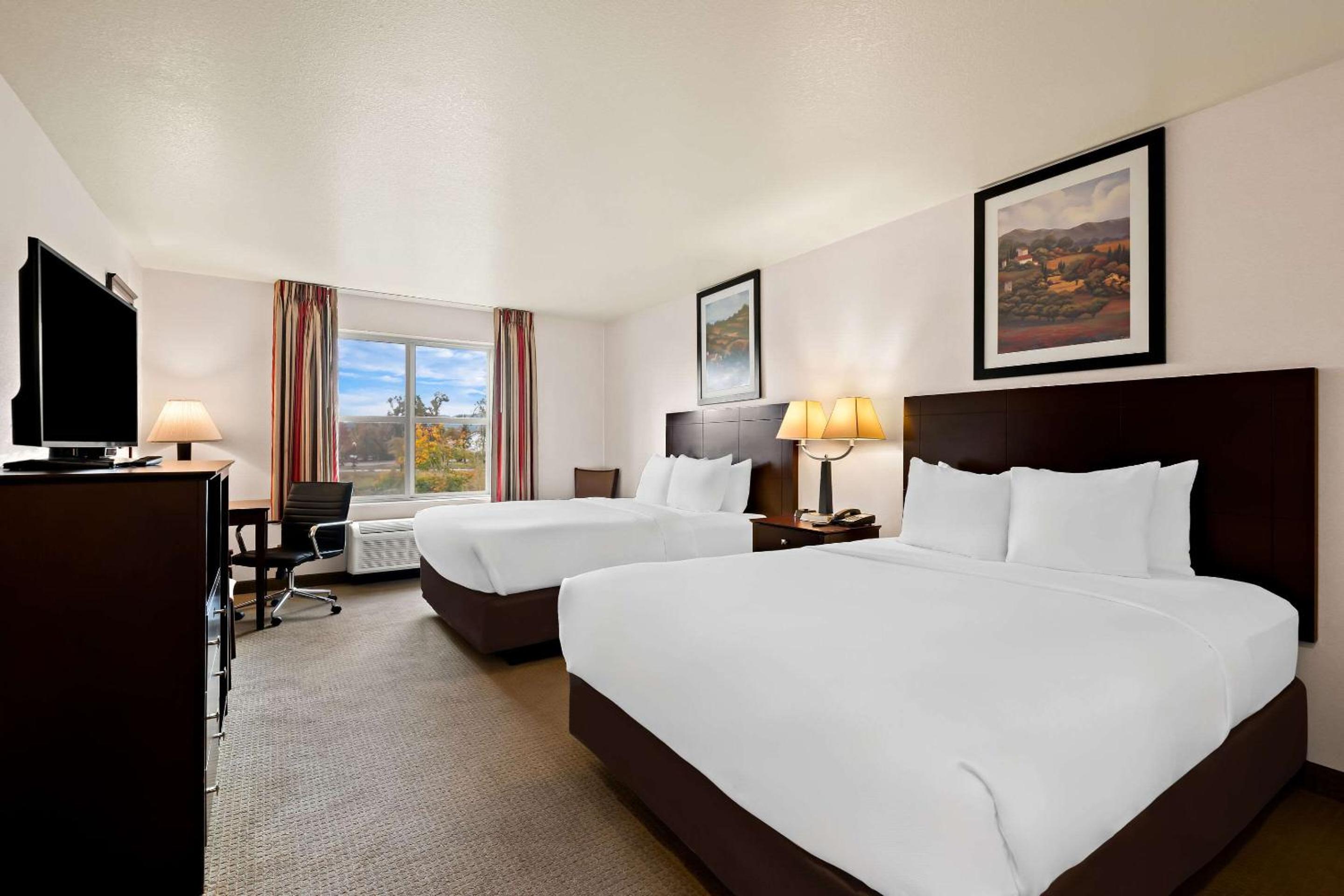 Queen Room with Two Queen Beds - Non-Smoking - Photo 4