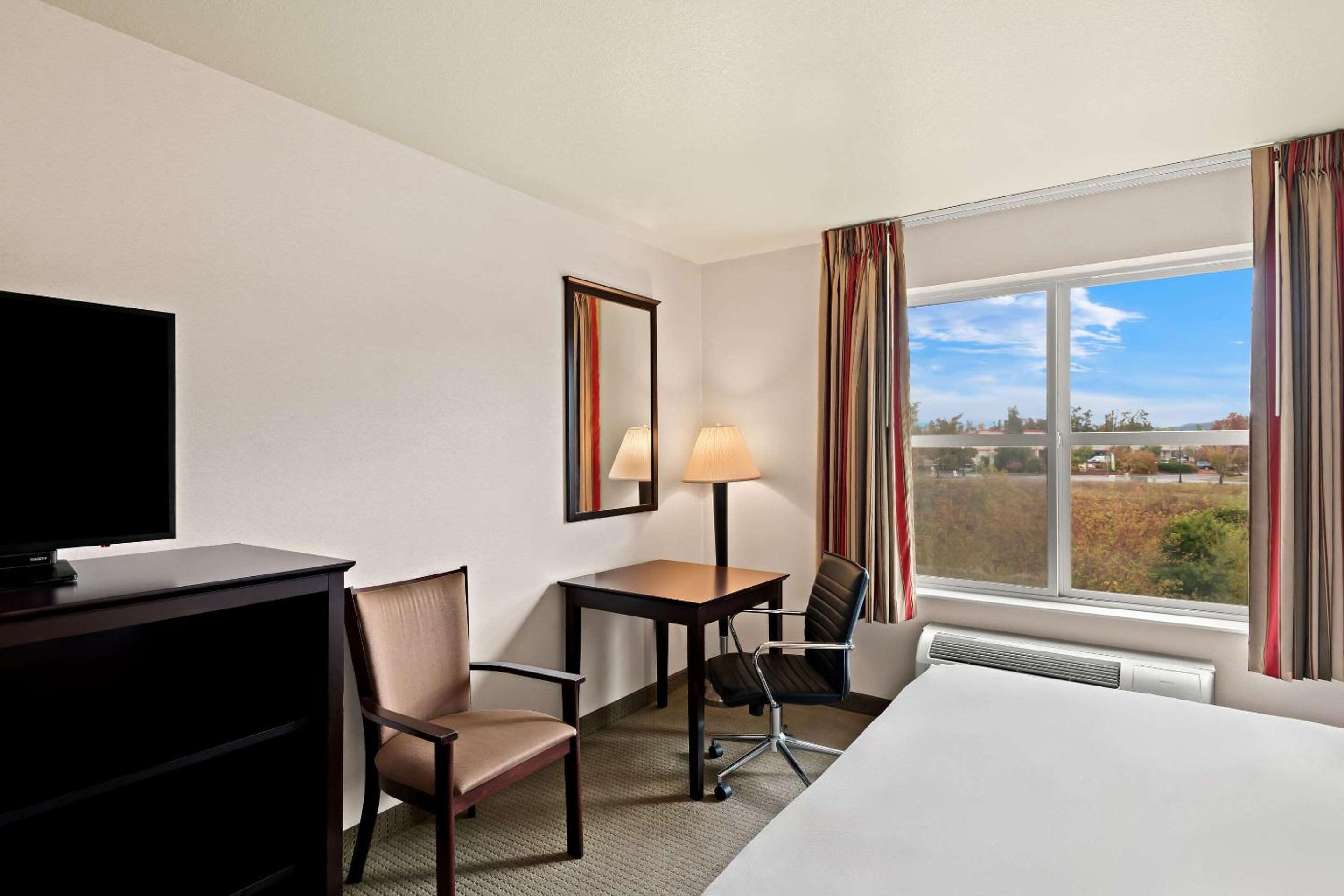Queen Room with Two Queen Beds - Non-Smoking - Photo 5