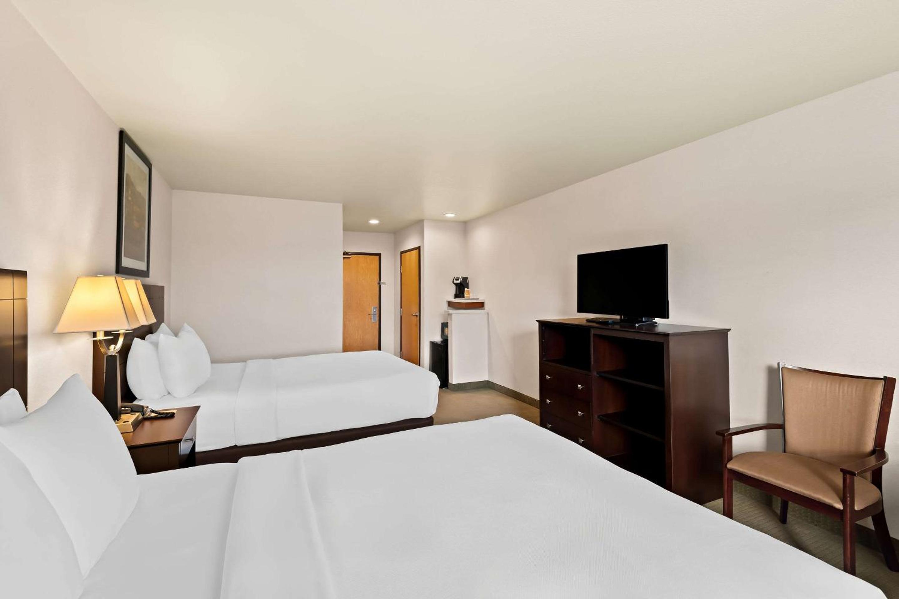 Queen Room with Two Queen Beds - Non-Smoking - Photo 6