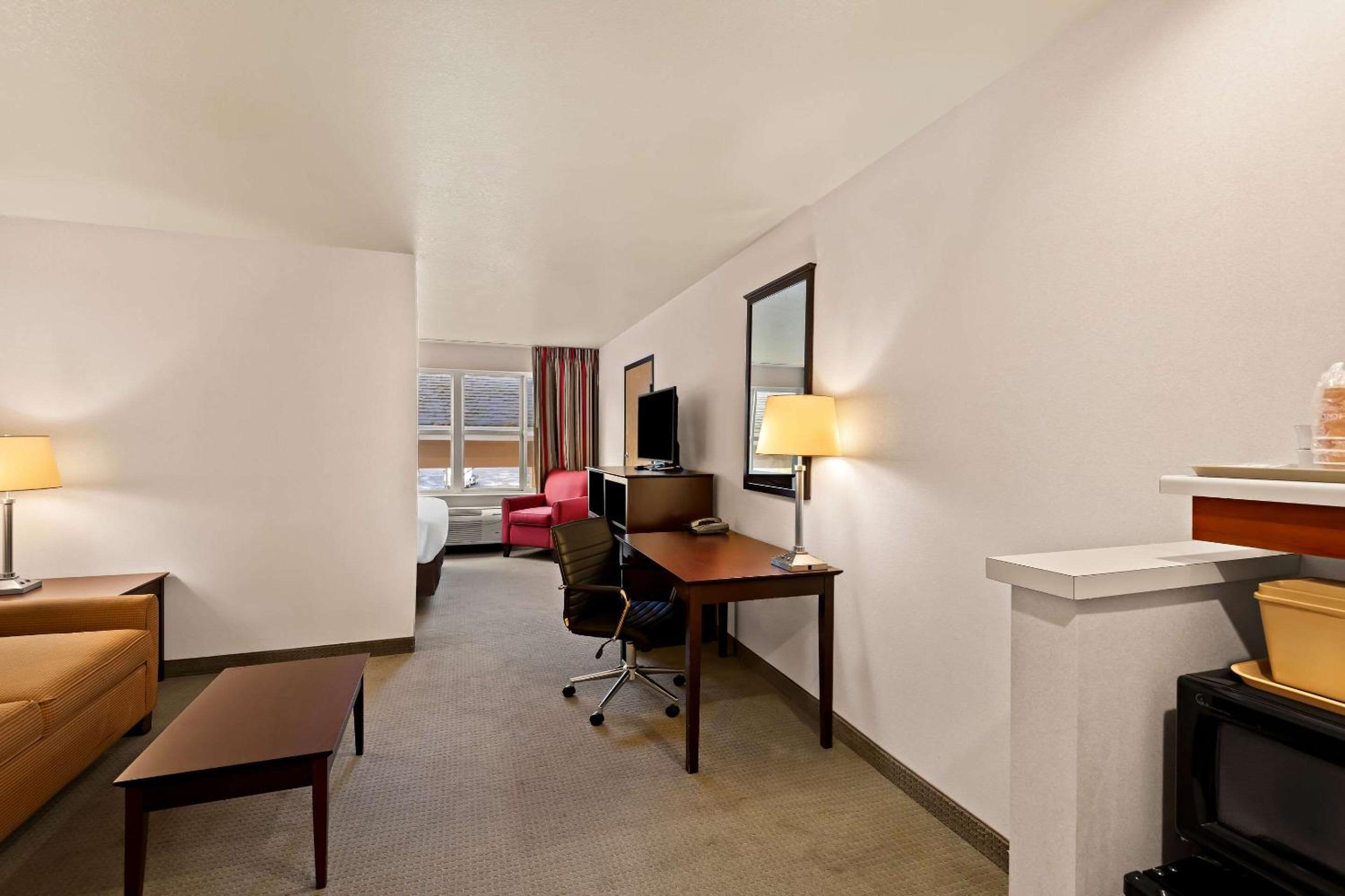 King Suite - Non-Smoking - Photo 2