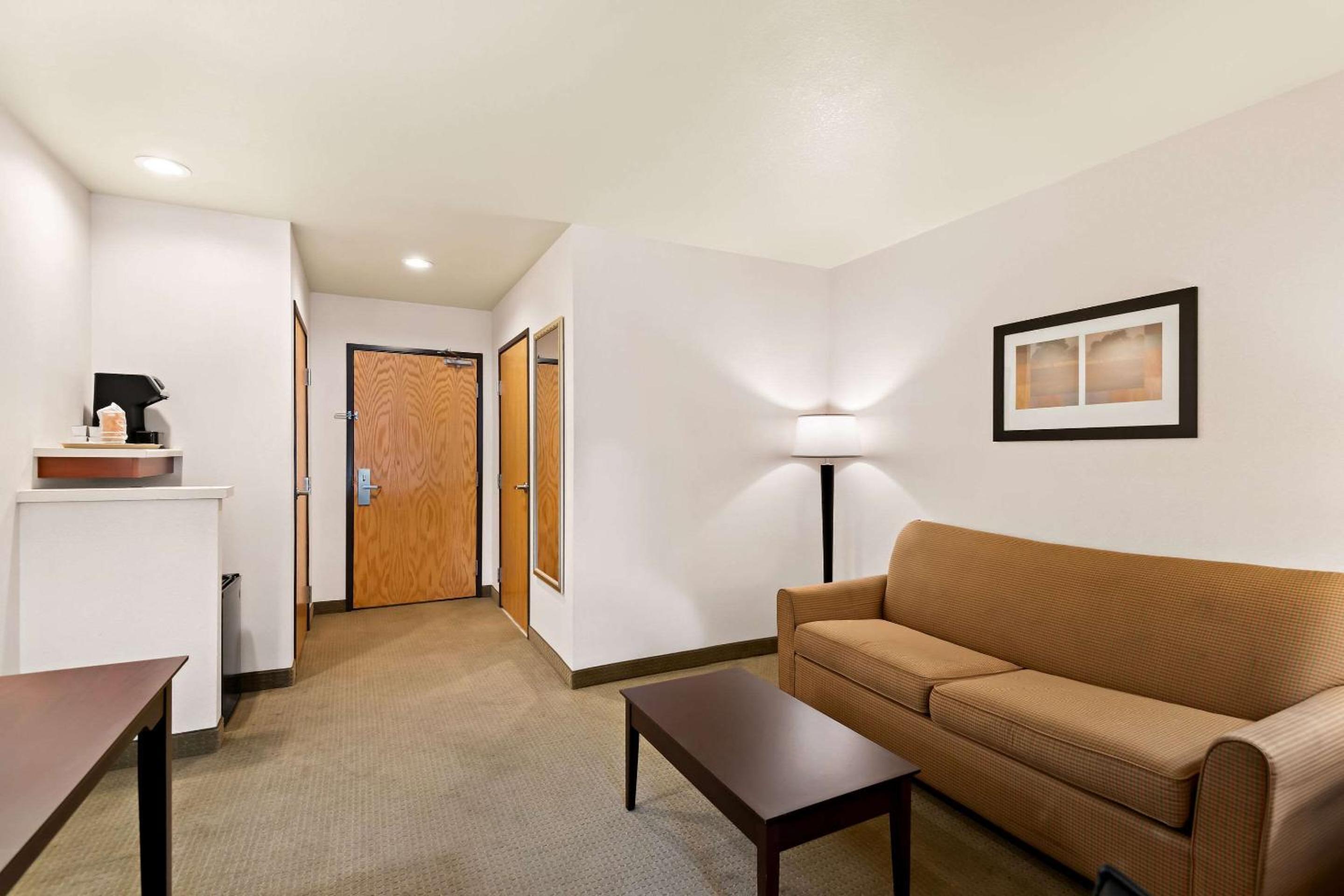 King Suite - Non-Smoking - Photo 3