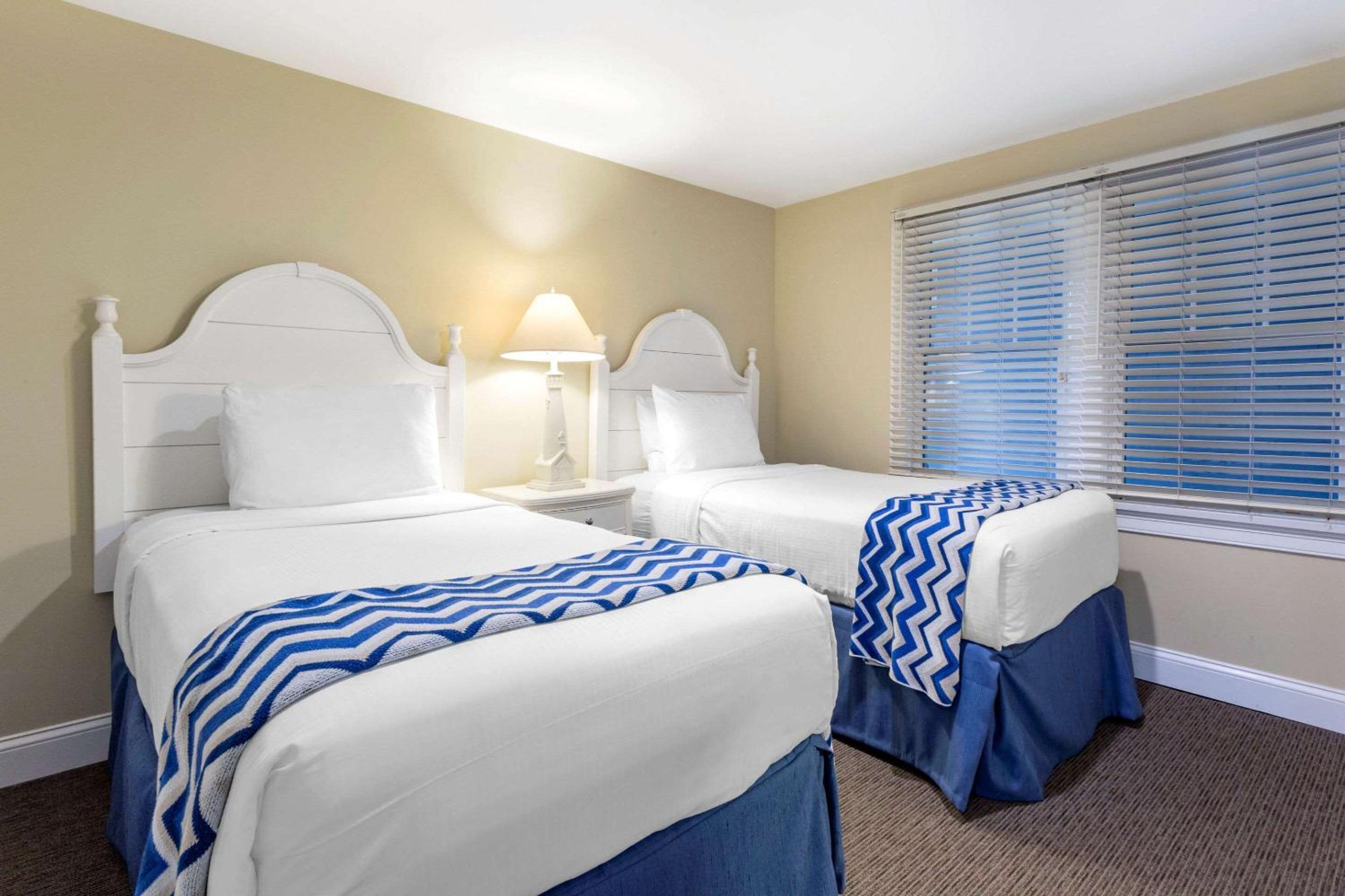 King Suite with Two Twin Beds - Non-Smoking photo 2