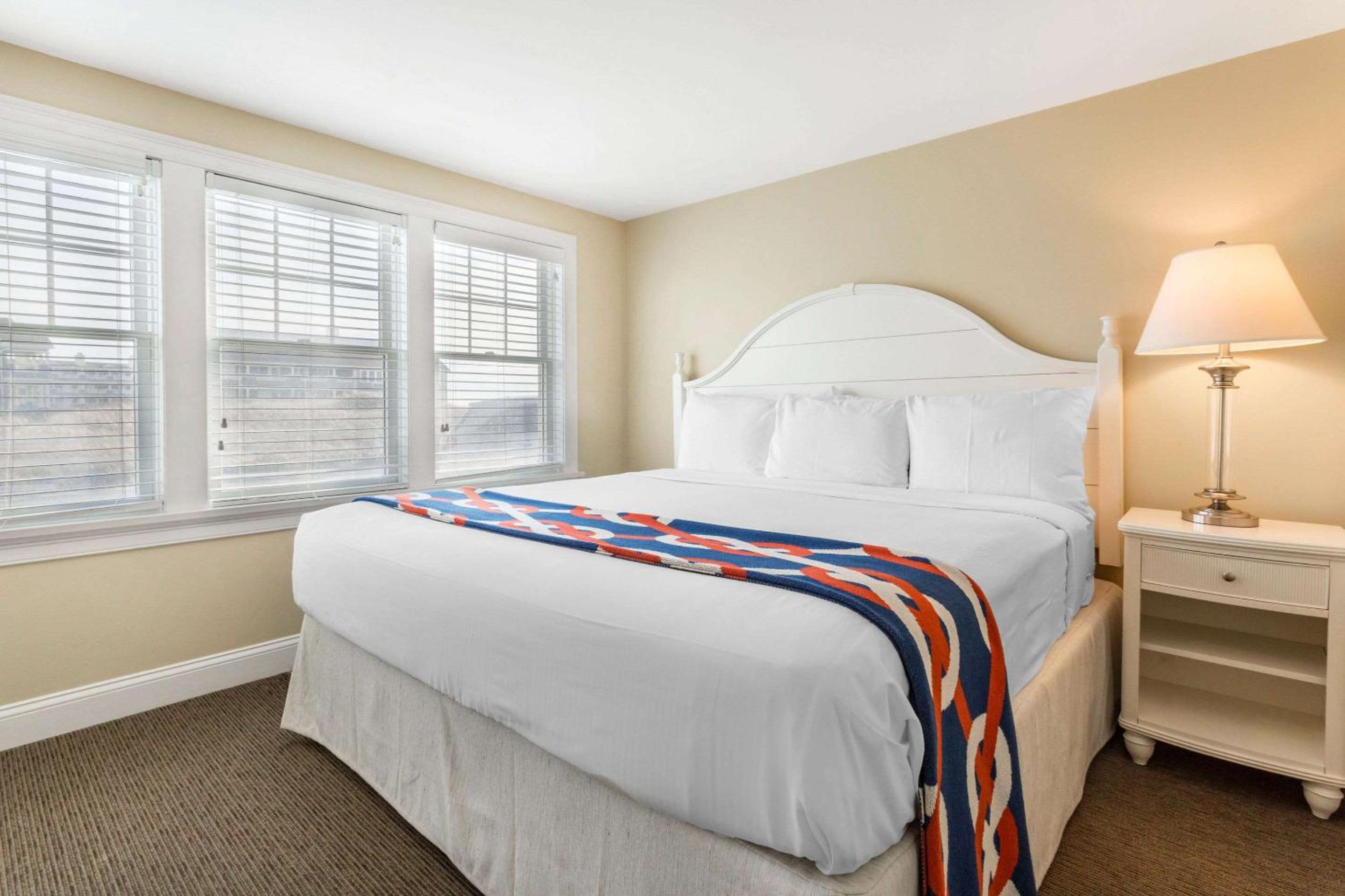 King Suite with Two Twin Beds - Non-Smoking photo 3