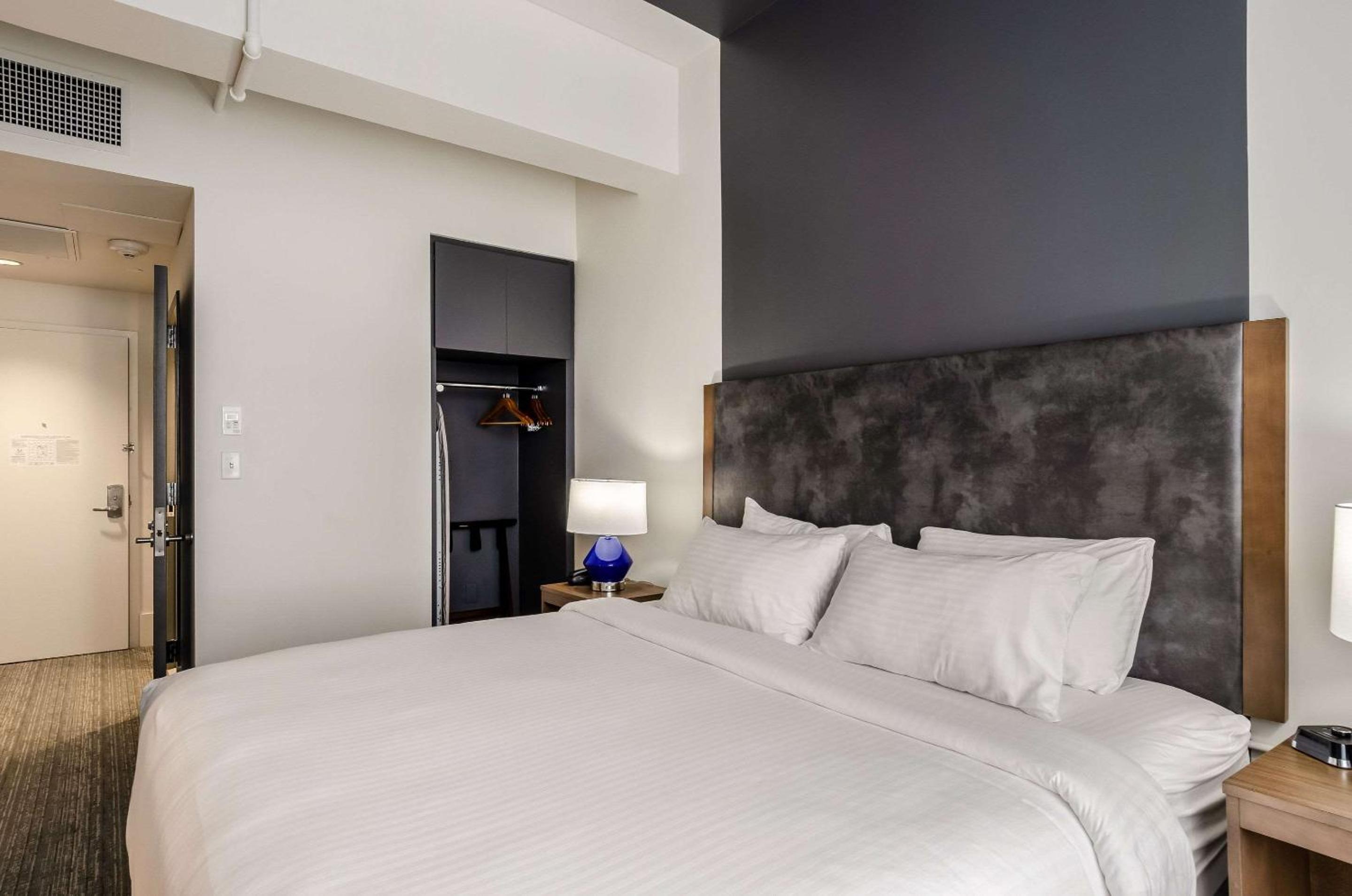 King Room - Non-Smoking photo 2