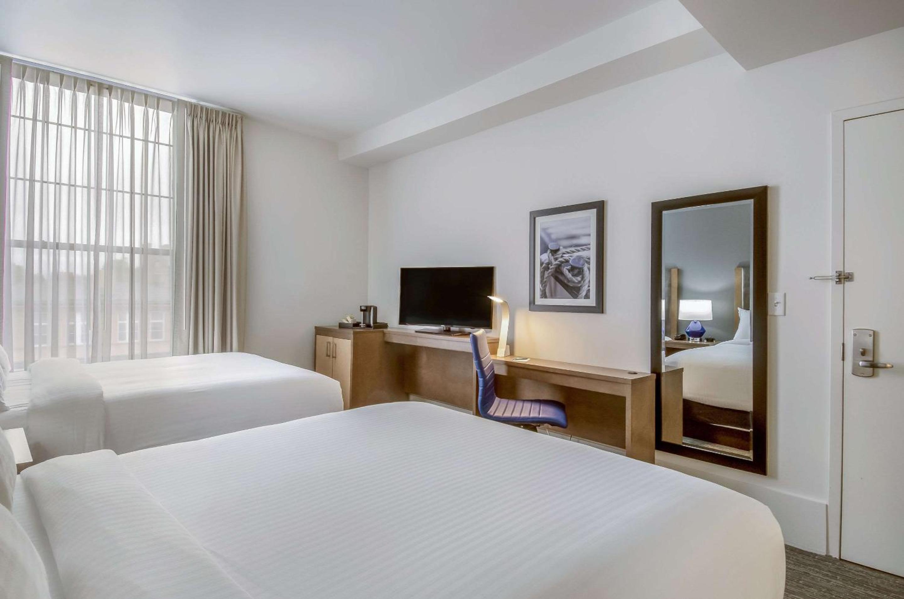 Queen Room with Two Queen Beds - Non-Smoking photo 3