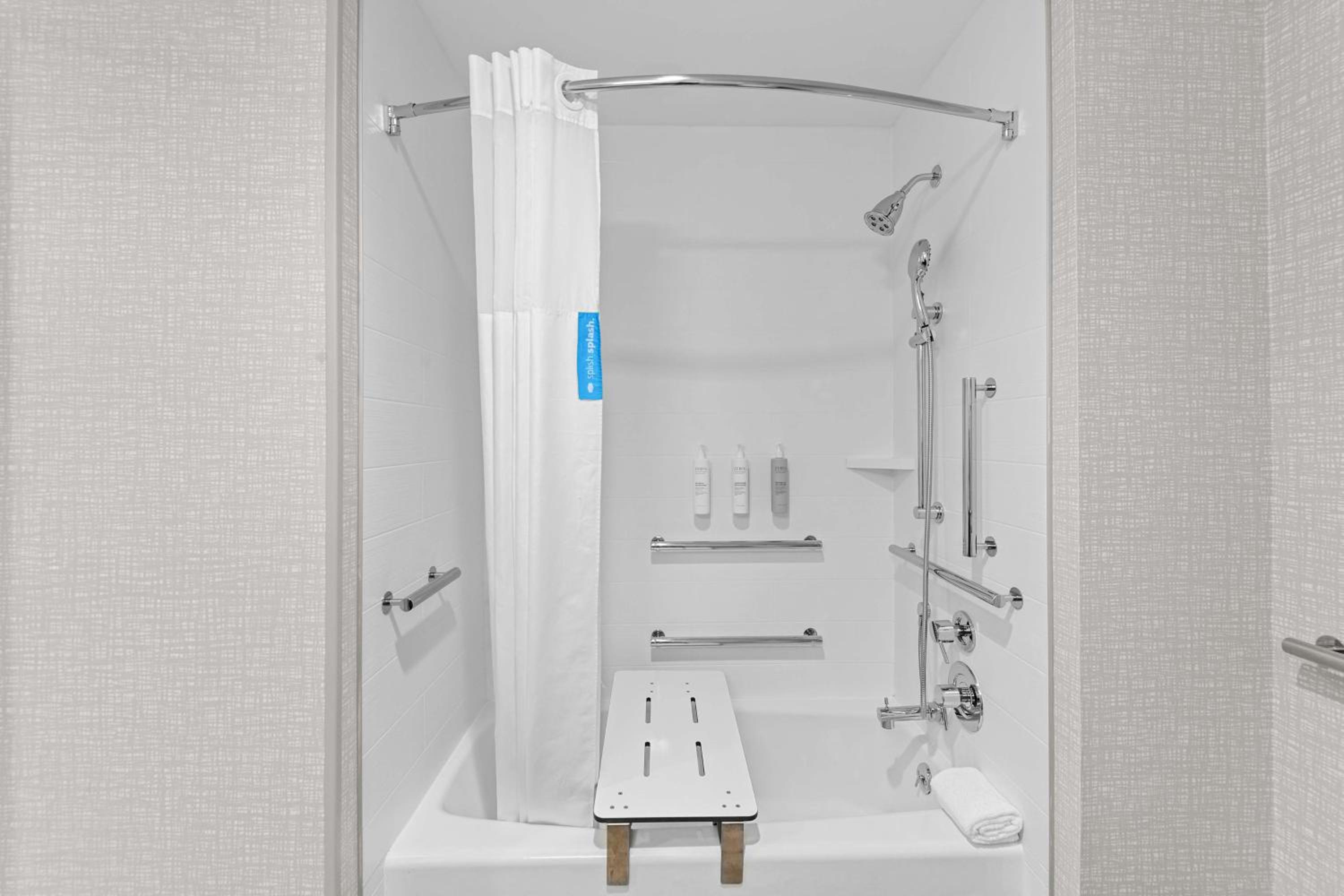 Queen Room with Bath Tub - Mobility Access/Non-Smoking - Photo 4