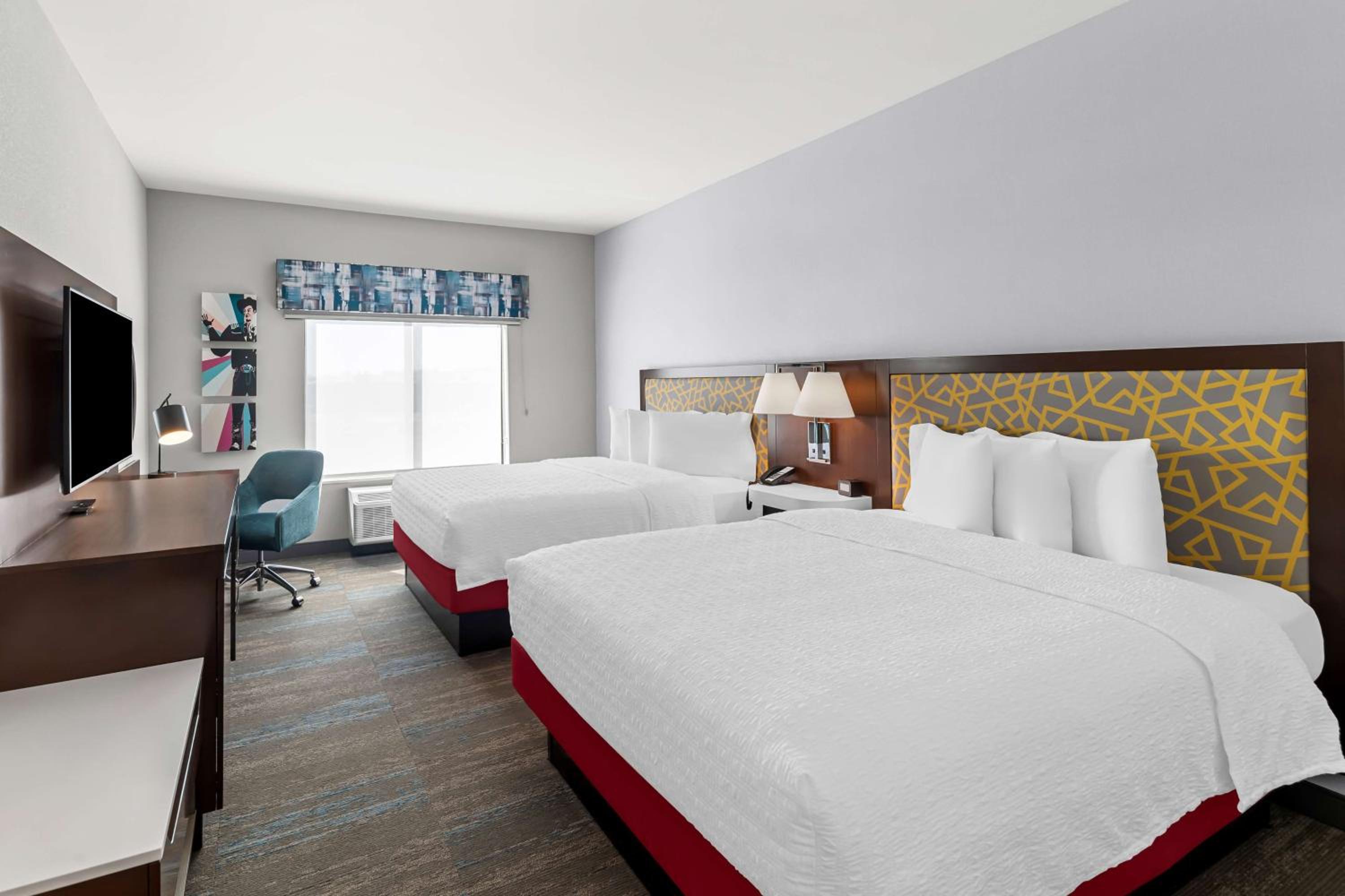 Queen Room with Two Queen Beds - Photo 2