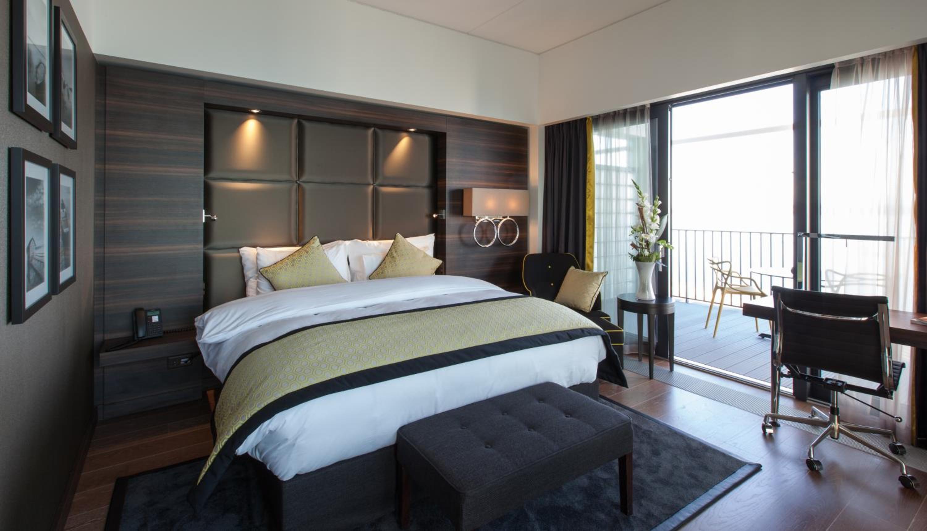 Executive room with balcony and city view - Photo 1