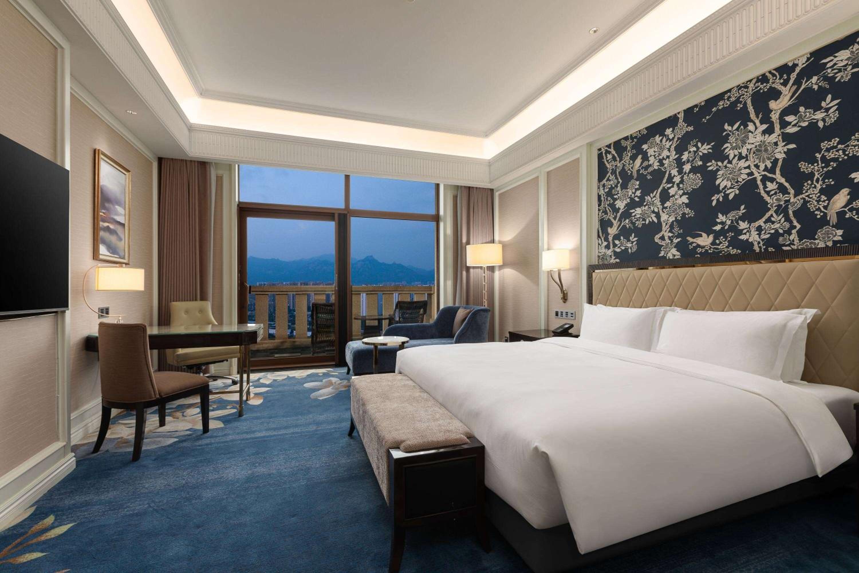 Deluxe King Room with Mountain View