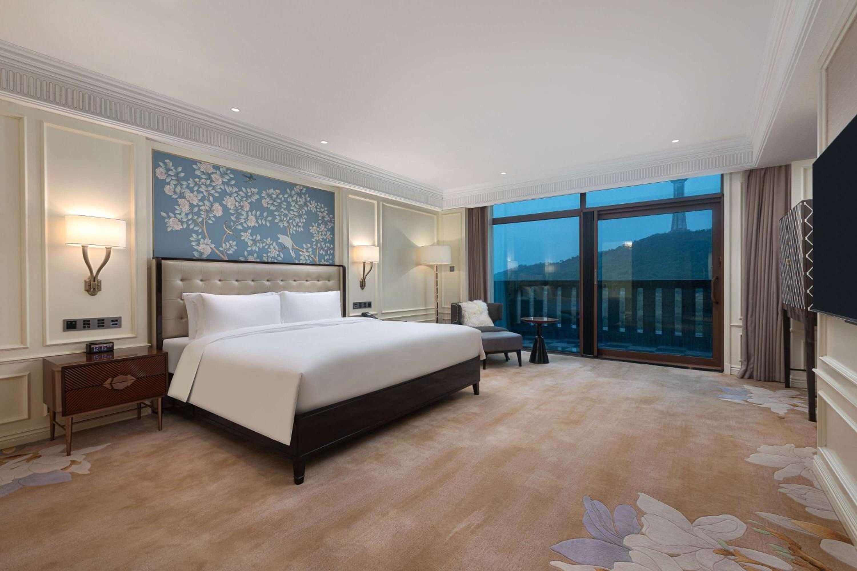 Ambassador King Suite