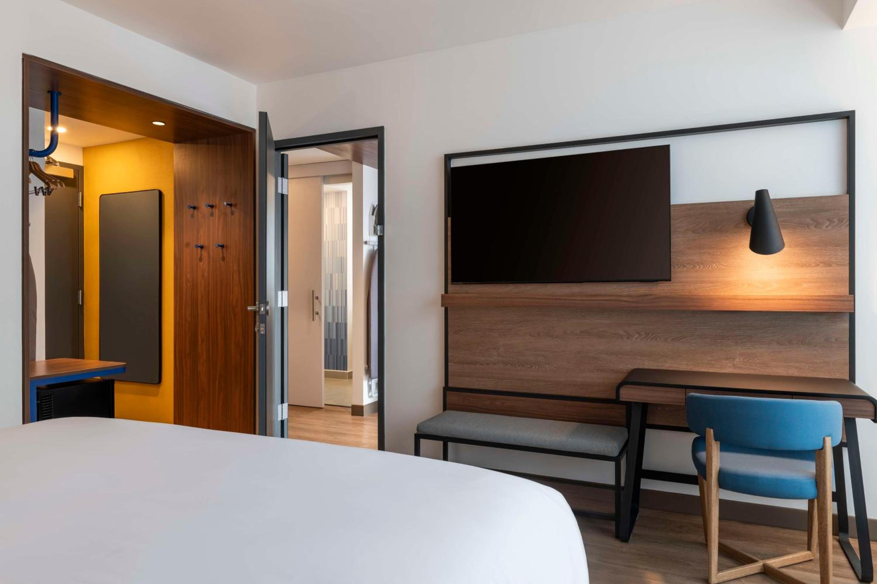 Queen Room with walk-in shower photo 1