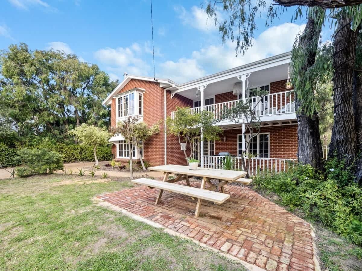 Five-Bedroom House photo 2