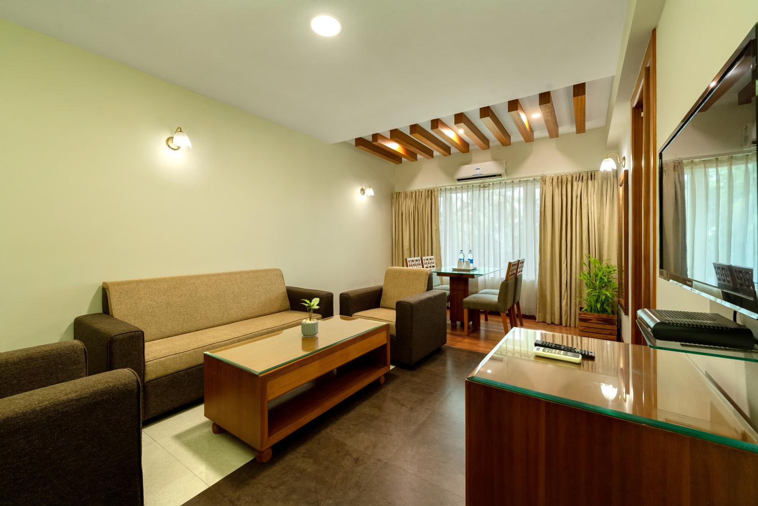 Suite - Photo 1