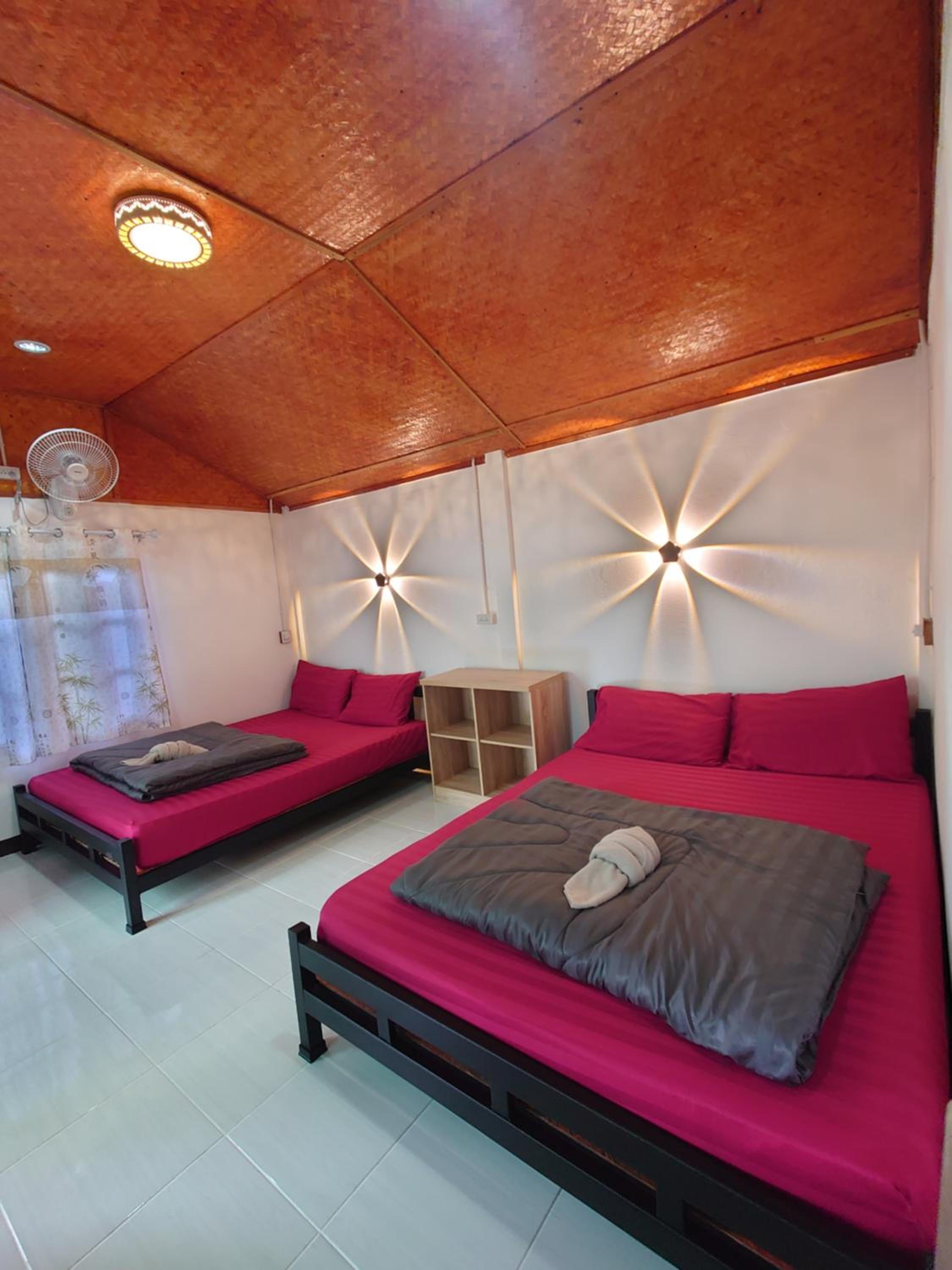Quadruple Room with Private Bathroom - Photo 10